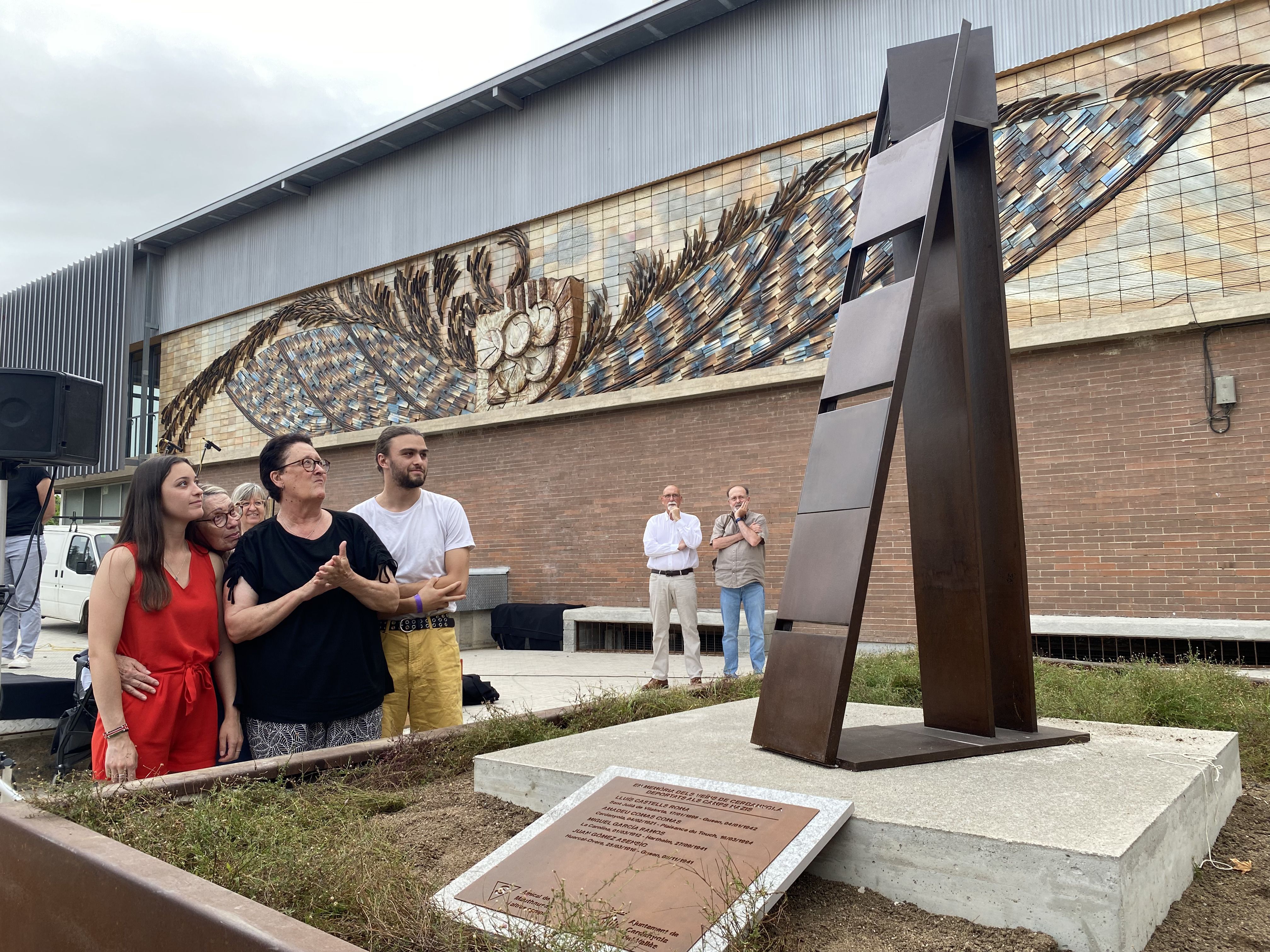 La família d'Amadeu Comas observa el memorial en record a quatre cerdanyolencs deportats pels nazis durant l'acte d'homenatge. FOTO: Mónica GM