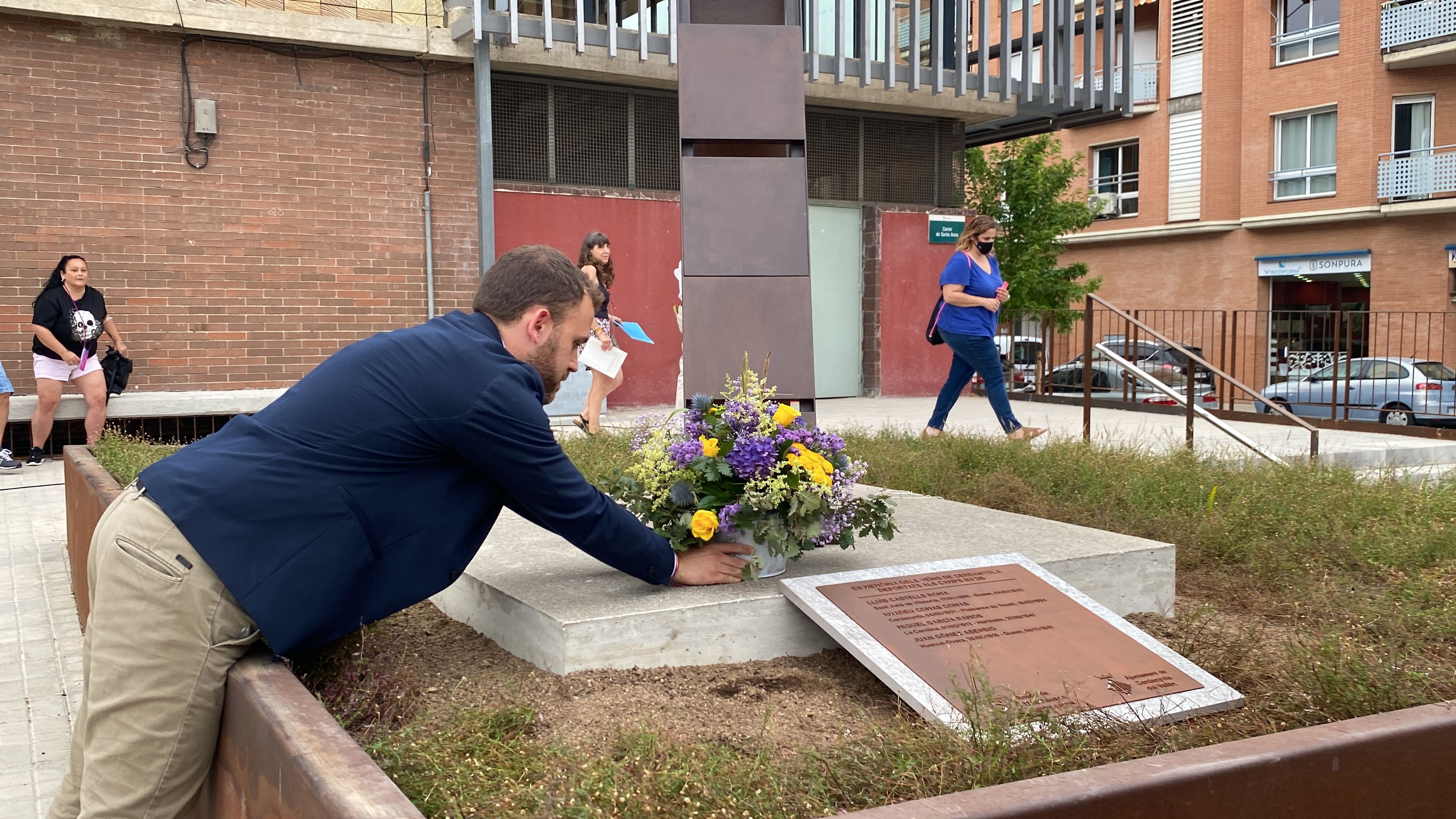 L'alcalde Carlos Cordón entrega fa l'ofrena floral al memorial dels deportats. FOTO: Mónica GM