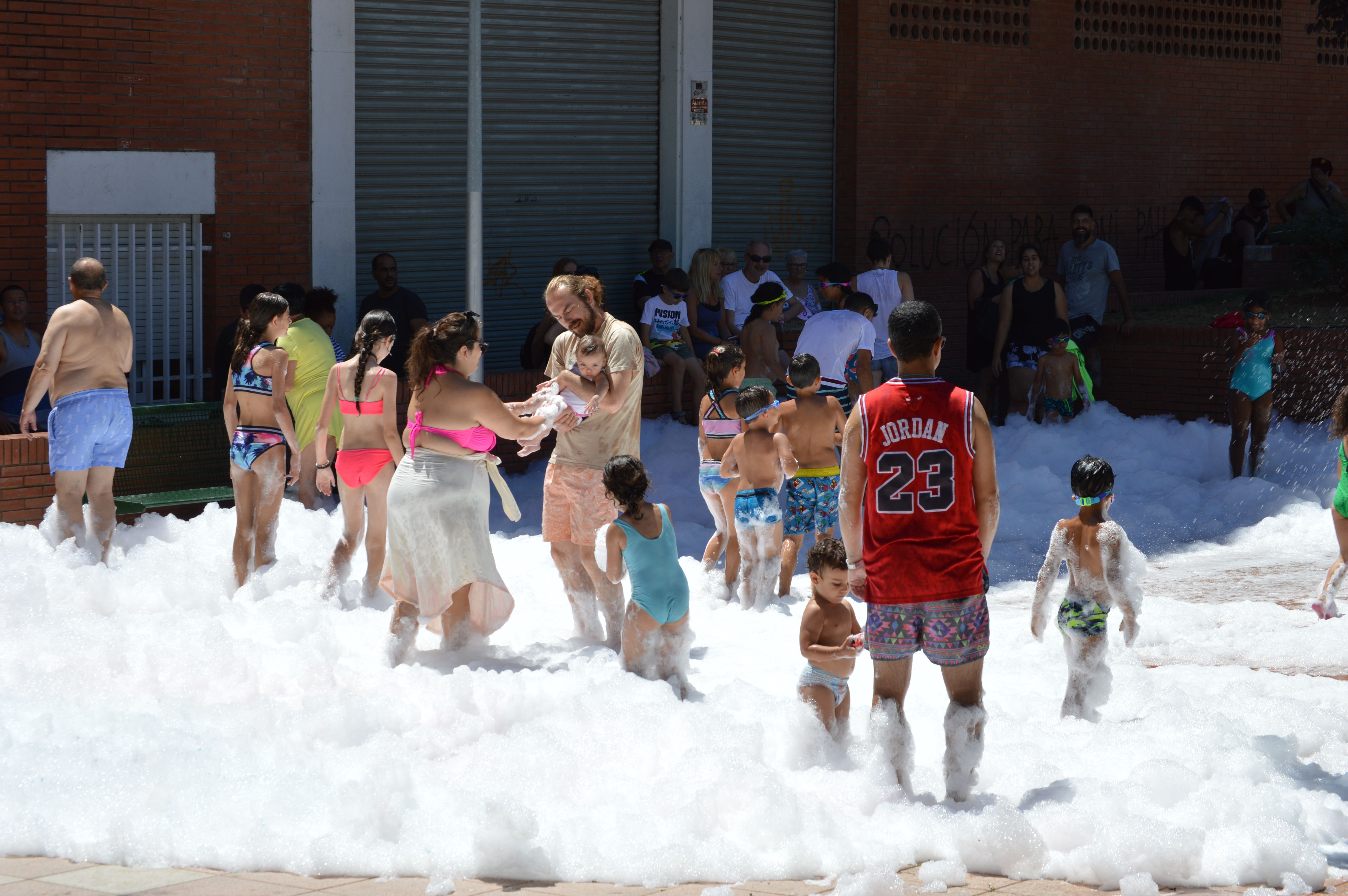Festa de l'escuma a les festes de Can Xarau. FOTO: Nora Muñoz Otero