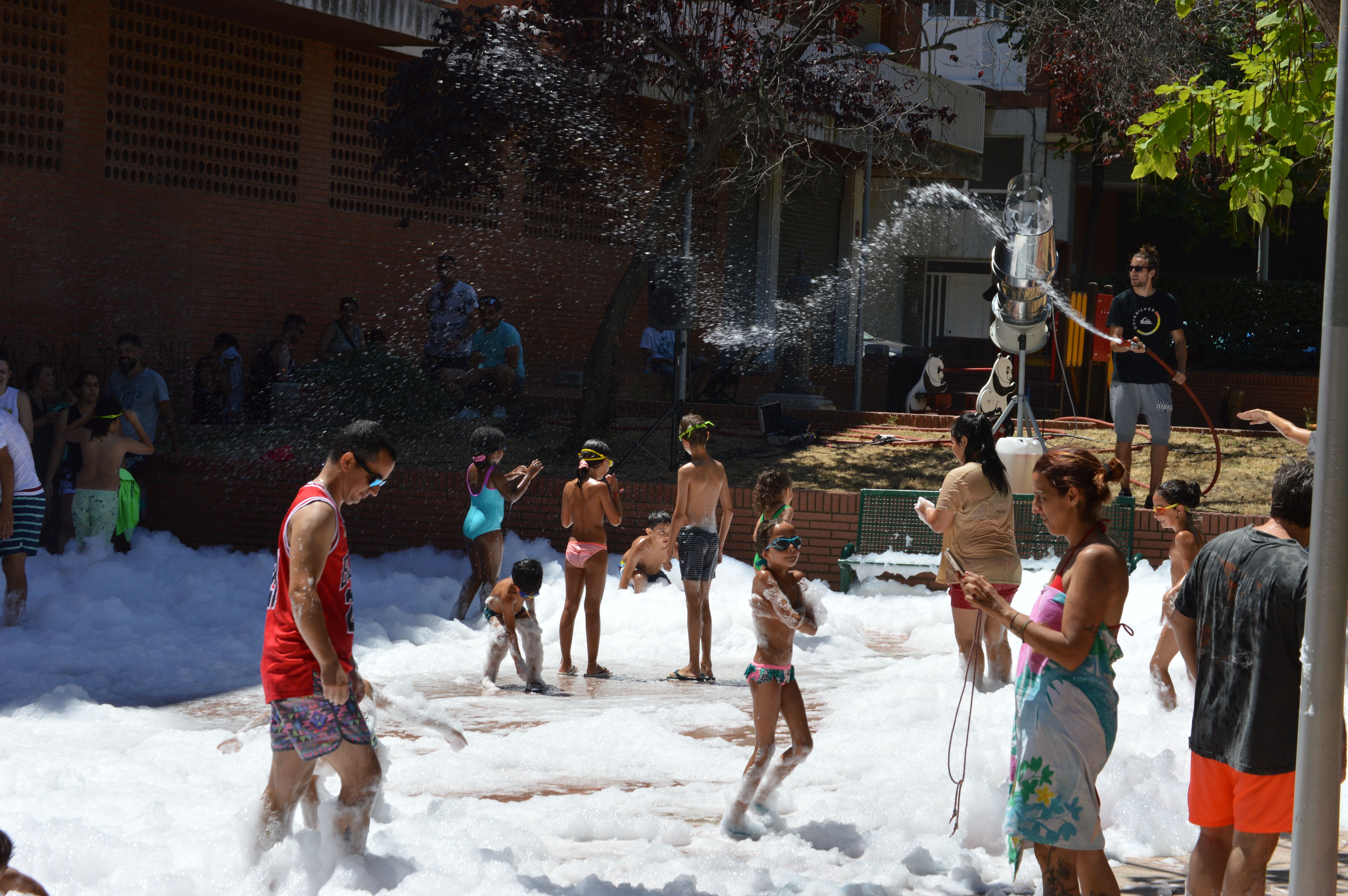 Festa de l'escuma a les festes de Can Xarau. FOTO: Nora Muñoz Otero