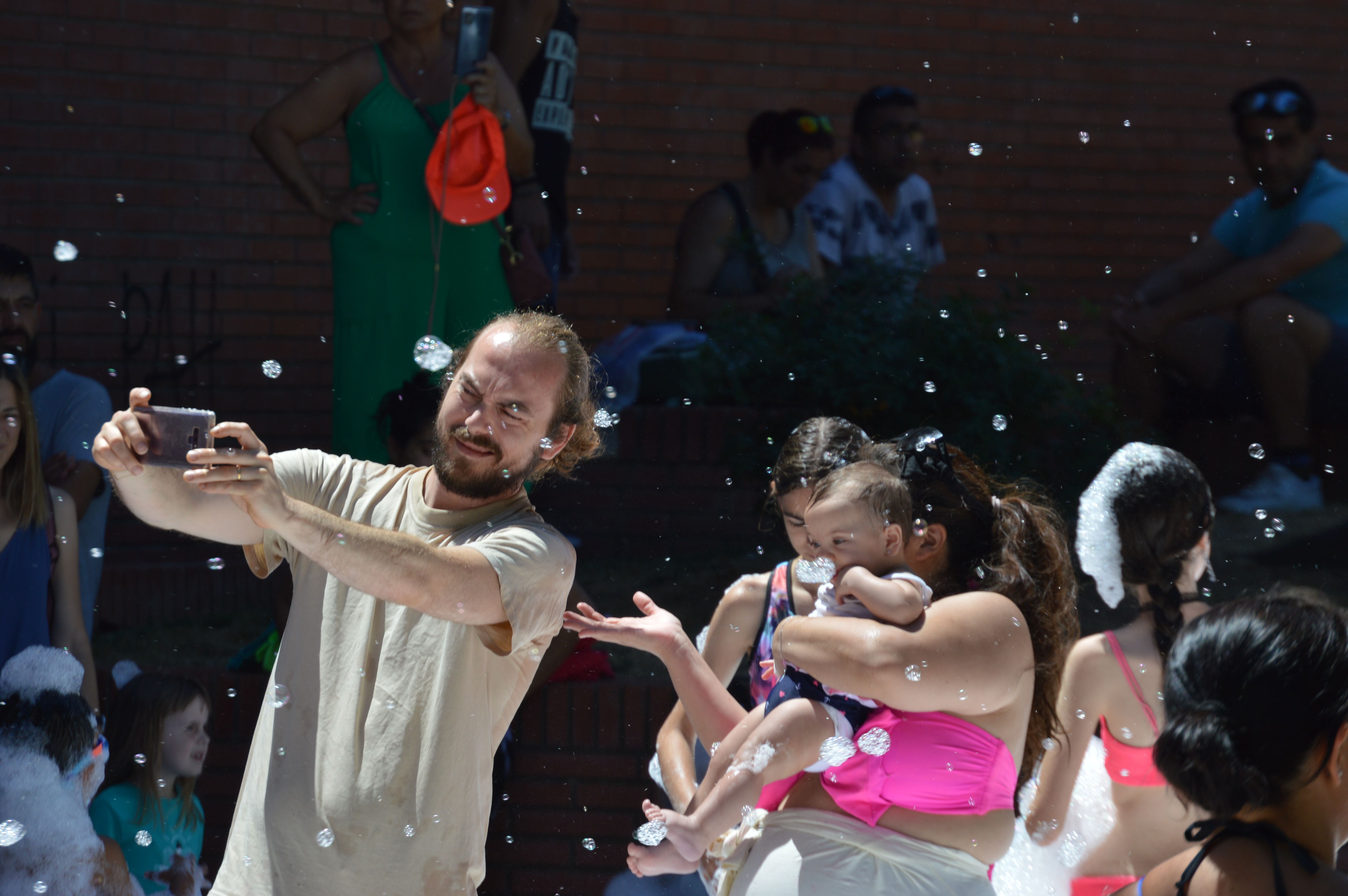 Festa de l'escuma a les festes de Can Xarau. FOTO: Nora Muñoz Otero