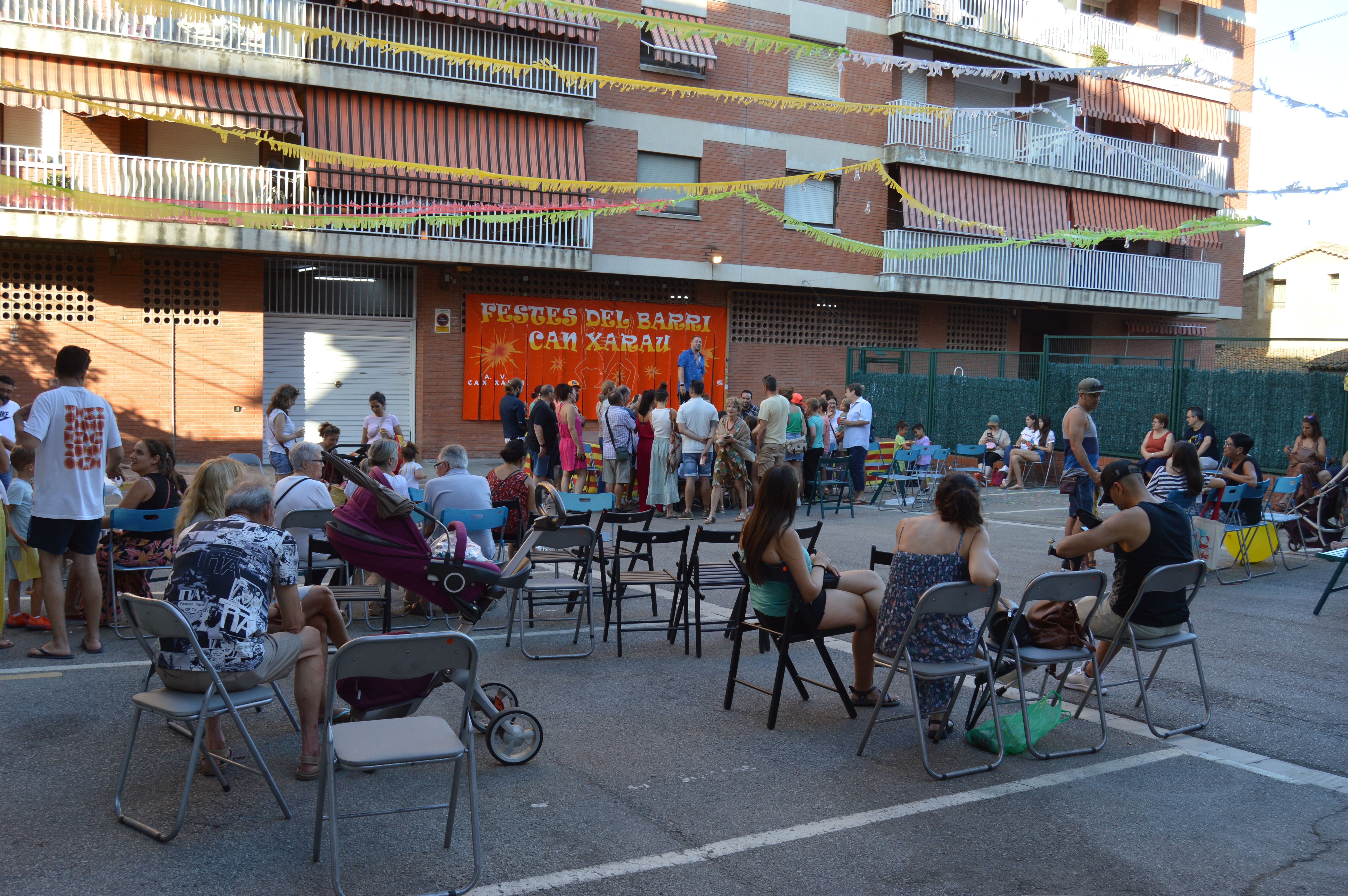 Berenar infantil, espectacle i màgia al passatge Santa Eugènia a les festes de Can Xarau. FOTO: Nora Muñoz Otero