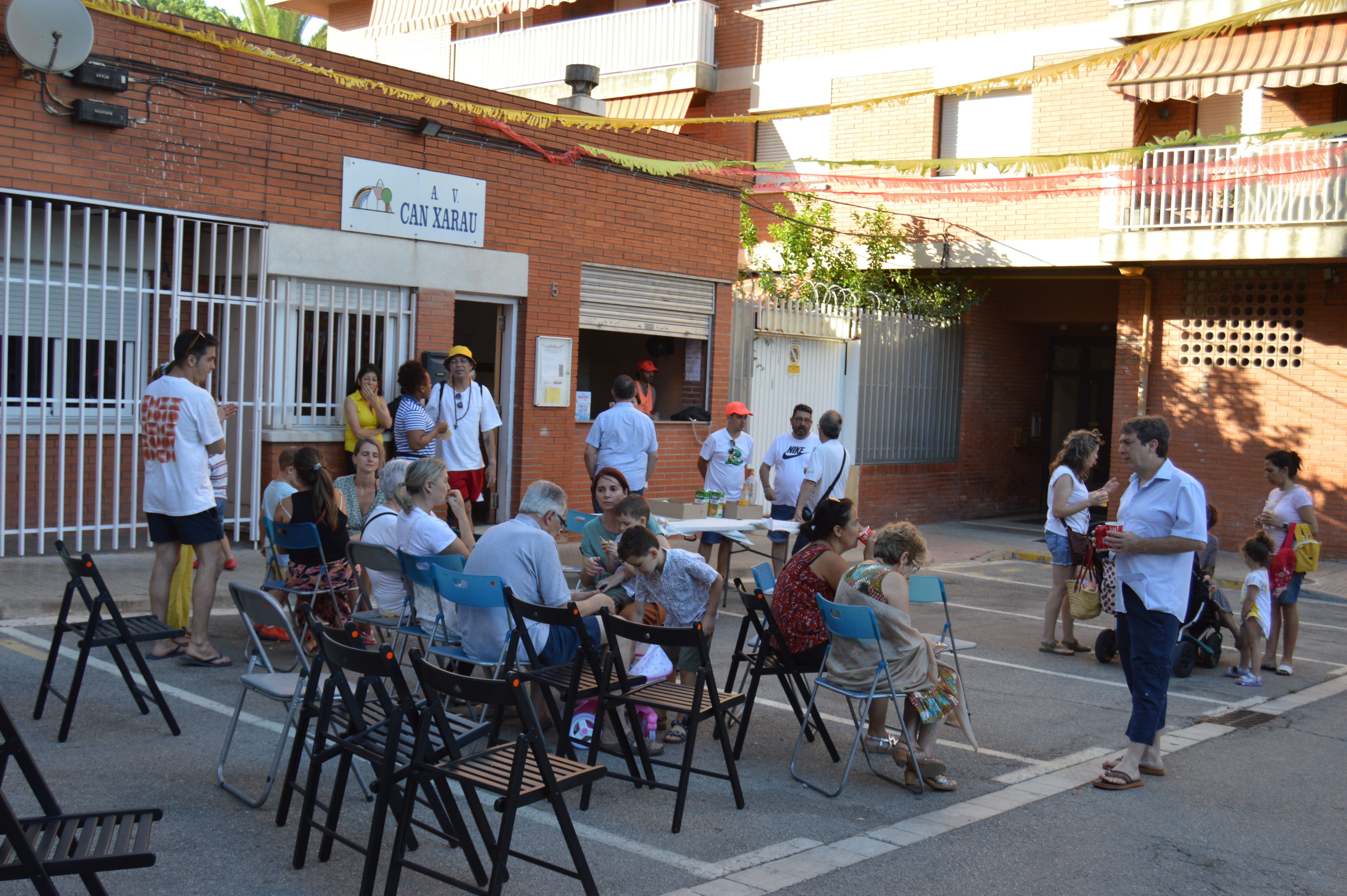 Berenar infantil, espectacle i màgia al passatge Santa Eugènia a les festes de Can Xarau. FOTO: Nora Muñoz Otero