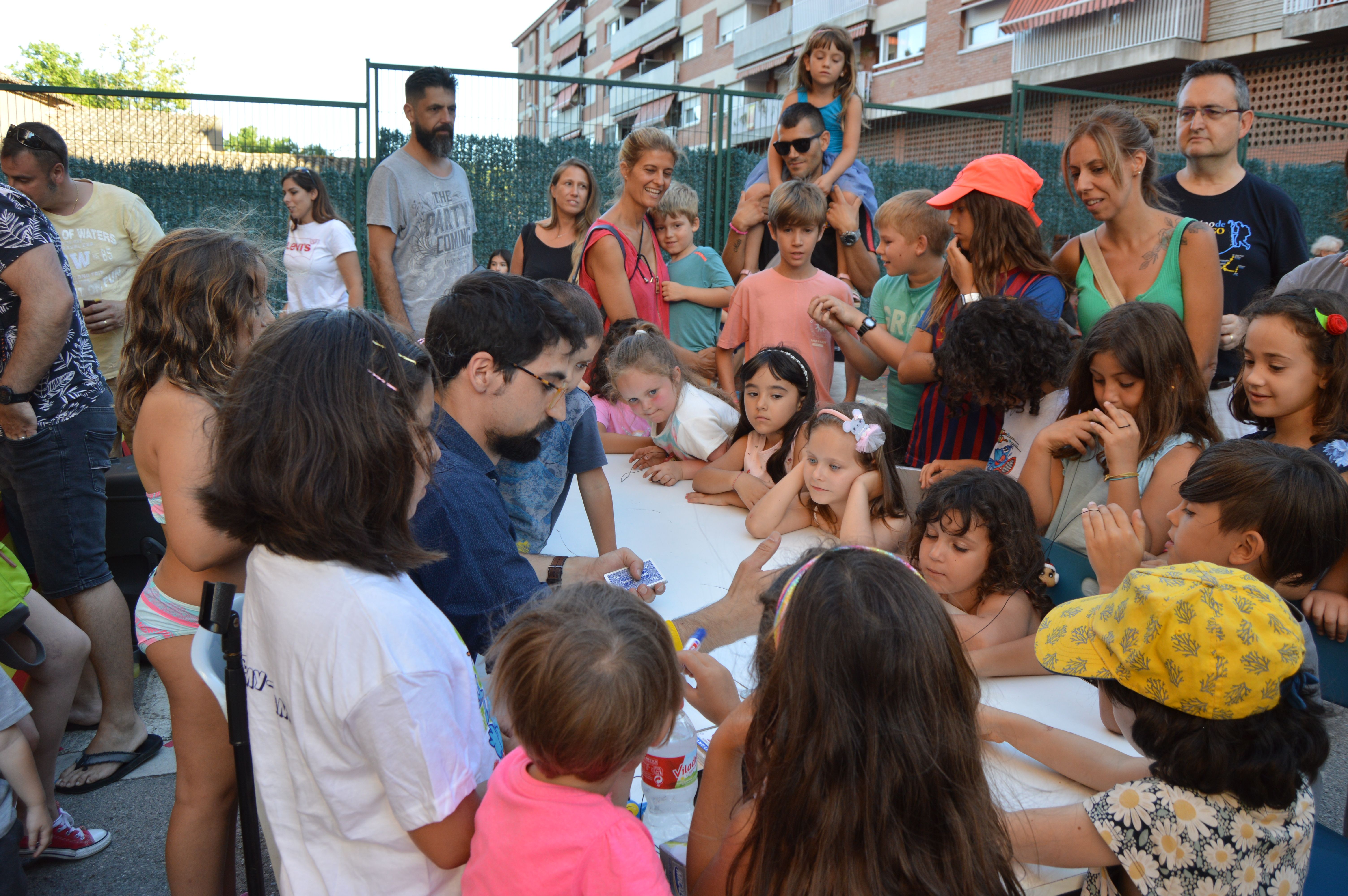 Espectacle de màgia amb el Mag Laruns al passatge Santa Eugènia a les festes de Can Xarau. FOTO: Nora Muñoz Otero