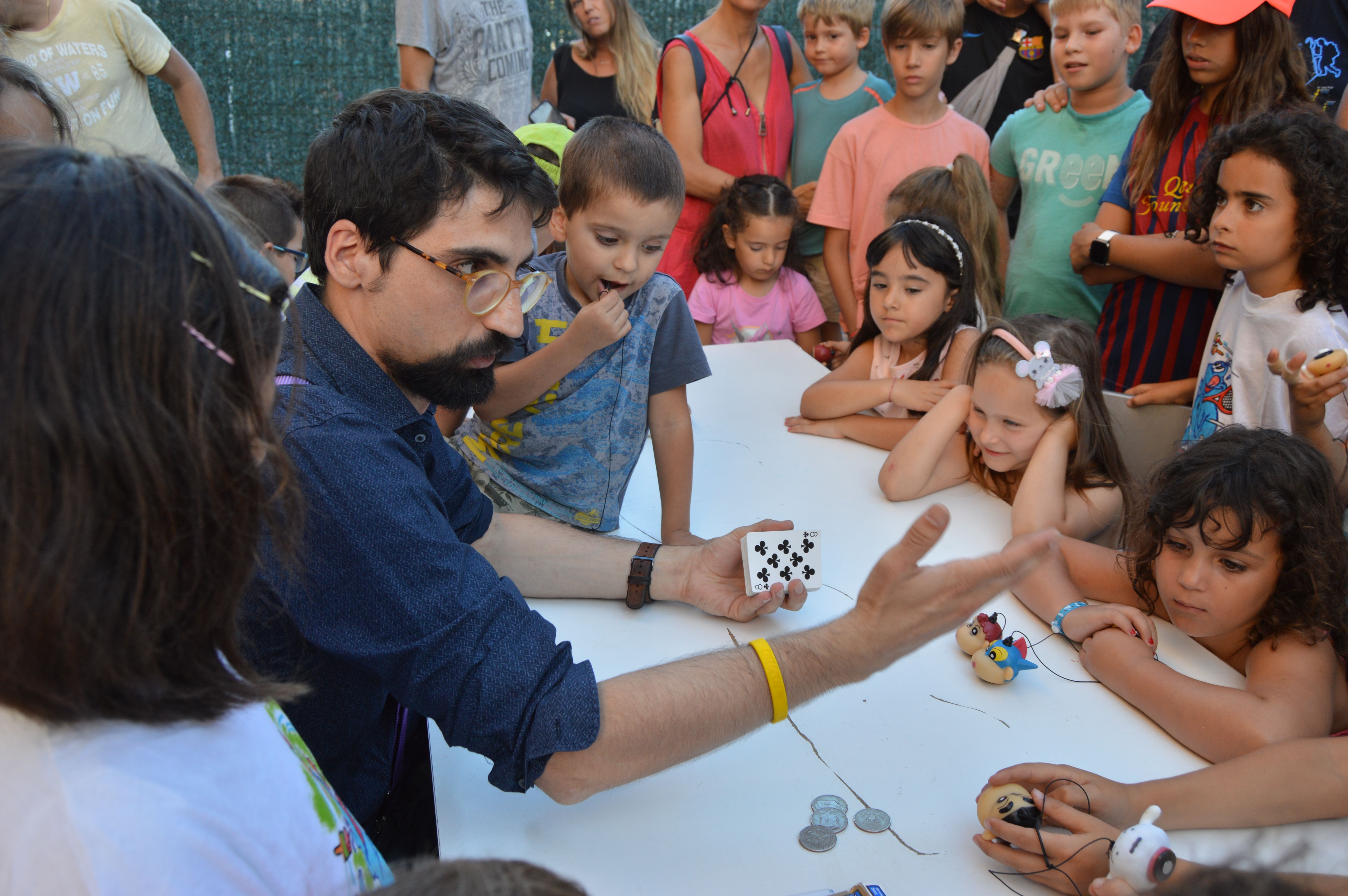 Espectacle de màgia amb el Mag Laruns al passatge Santa Eugènia a les festes de Can Xarau. FOTO: Nora Muñoz Otero