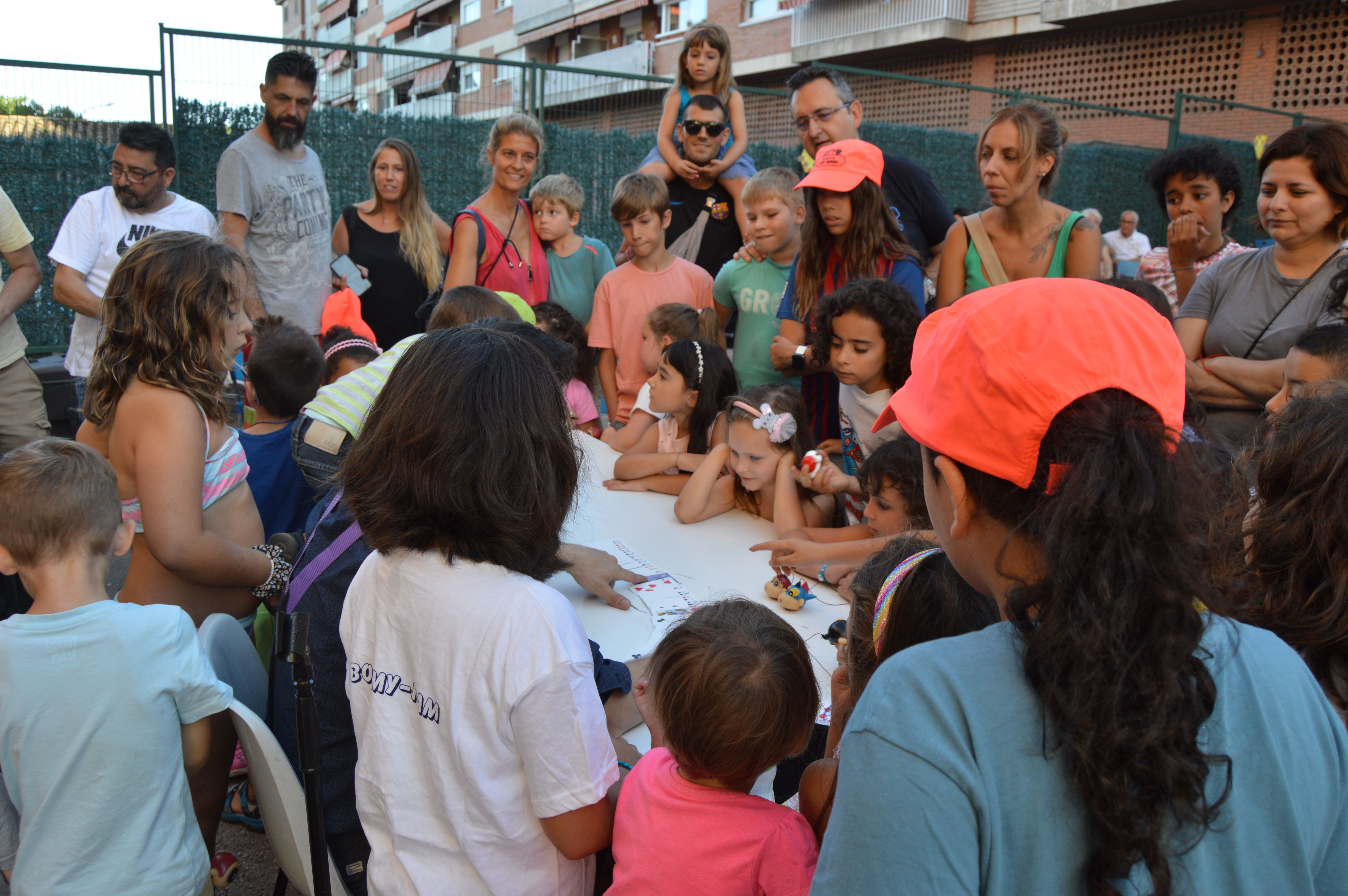 Espectacle de màgia amb el Mag Laruns al passatge Santa Eugènia a les festes de Can Xarau. FOTO: Nora Muñoz Otero