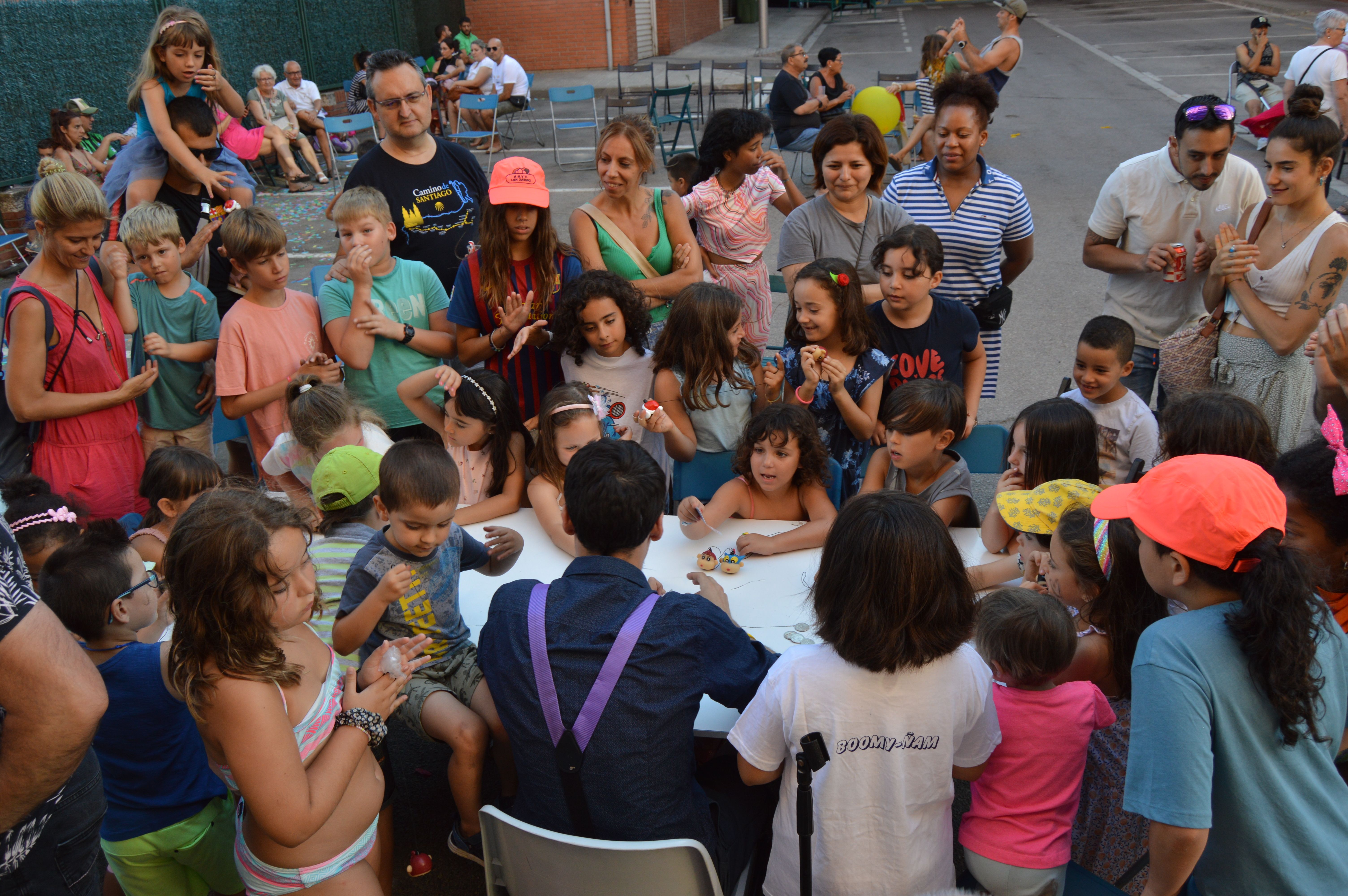 Espectacle de màgia amb el Mag Laruns al passatge Santa Eugènia a les festes de Can Xarau. FOTO: Nora Muñoz Otero