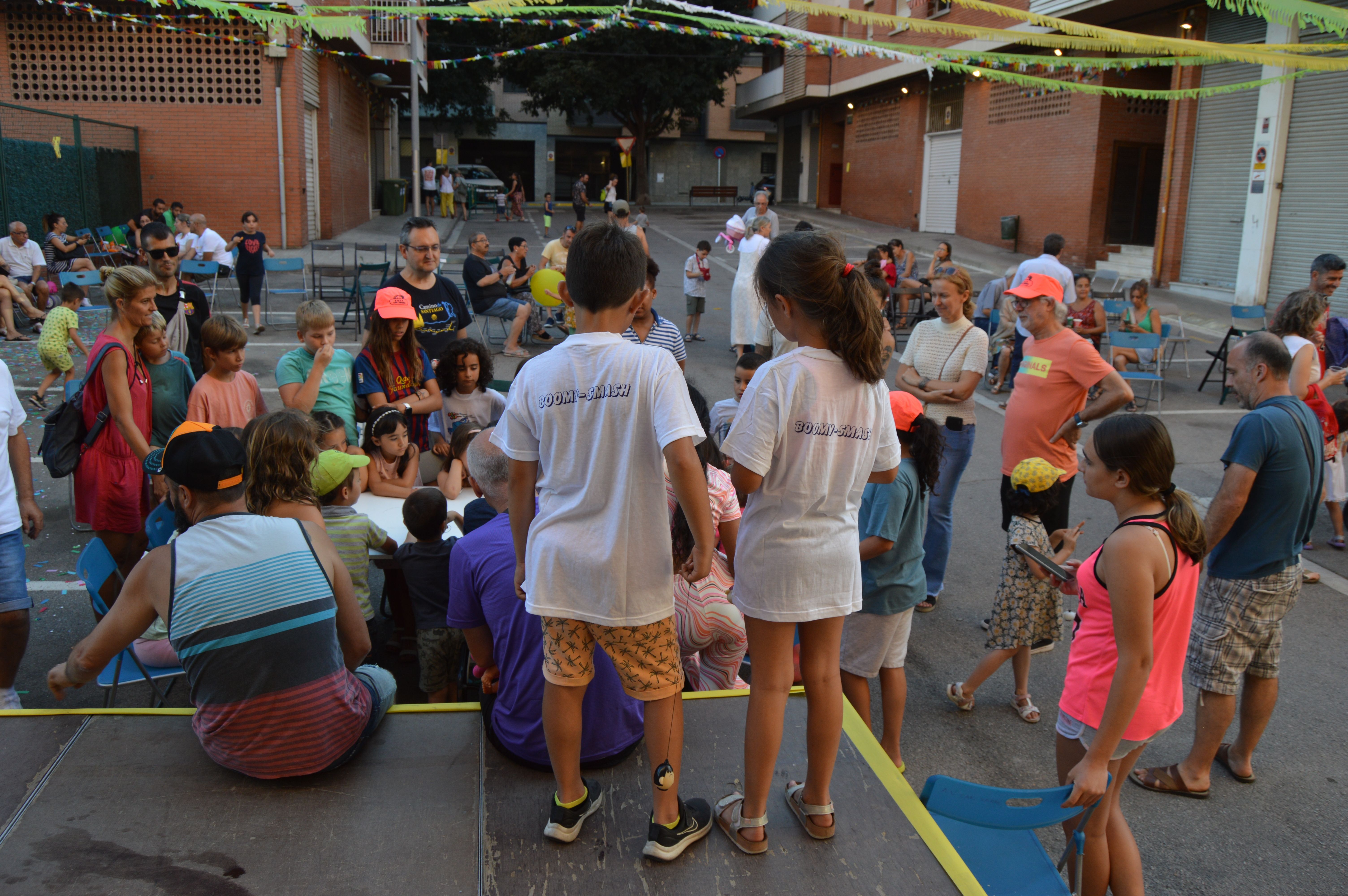 Espectacle de màgia amb el Mag Laruns al passatge Santa Eugènia a les festes de Can Xarau. FOTO: Nora Muñoz Otero