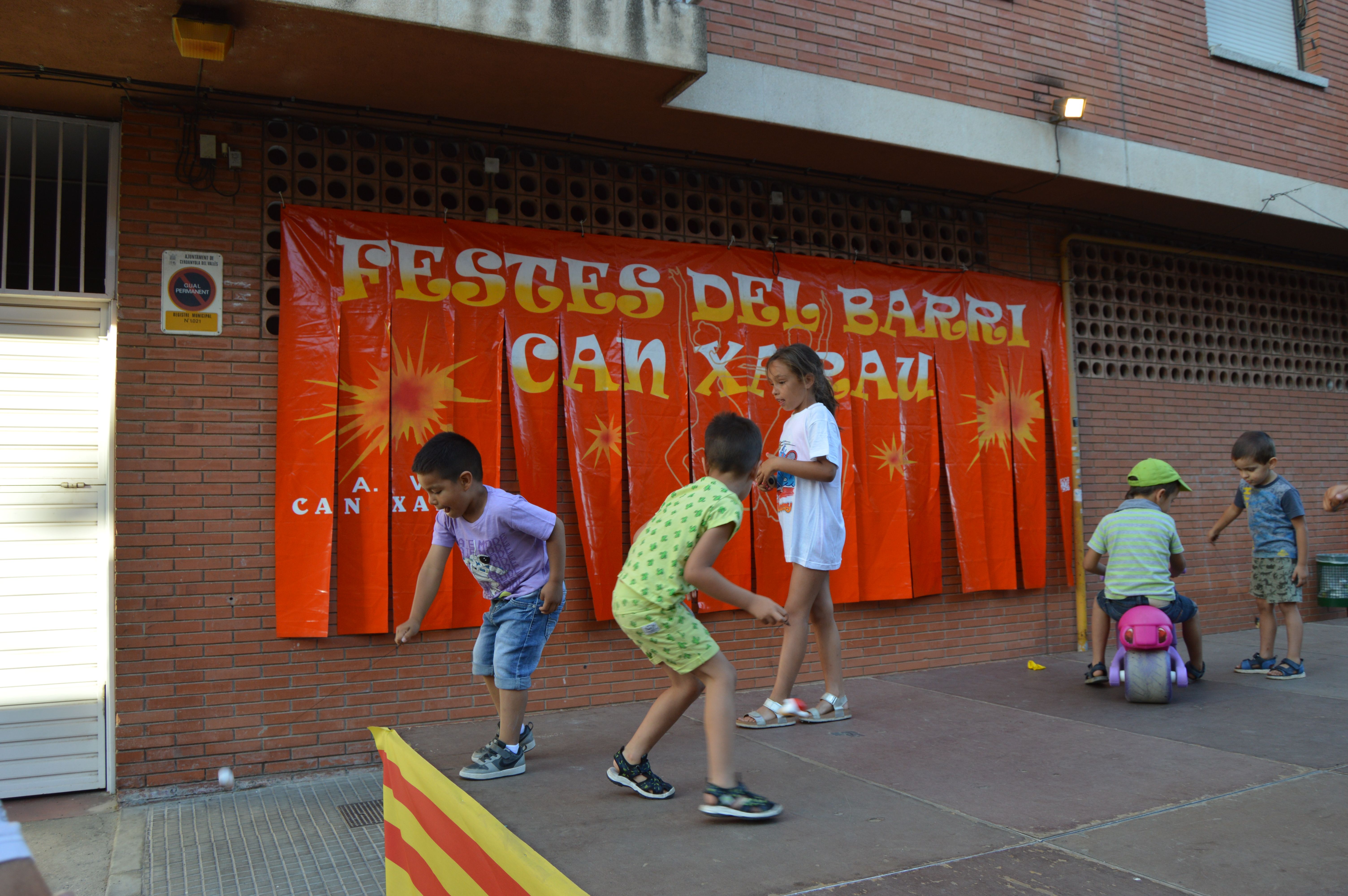 Berenar infantil, espectacle i màgia al passatge Santa Eugènia a les festes de Can Xarau. FOTO: Nora Muñoz Otero