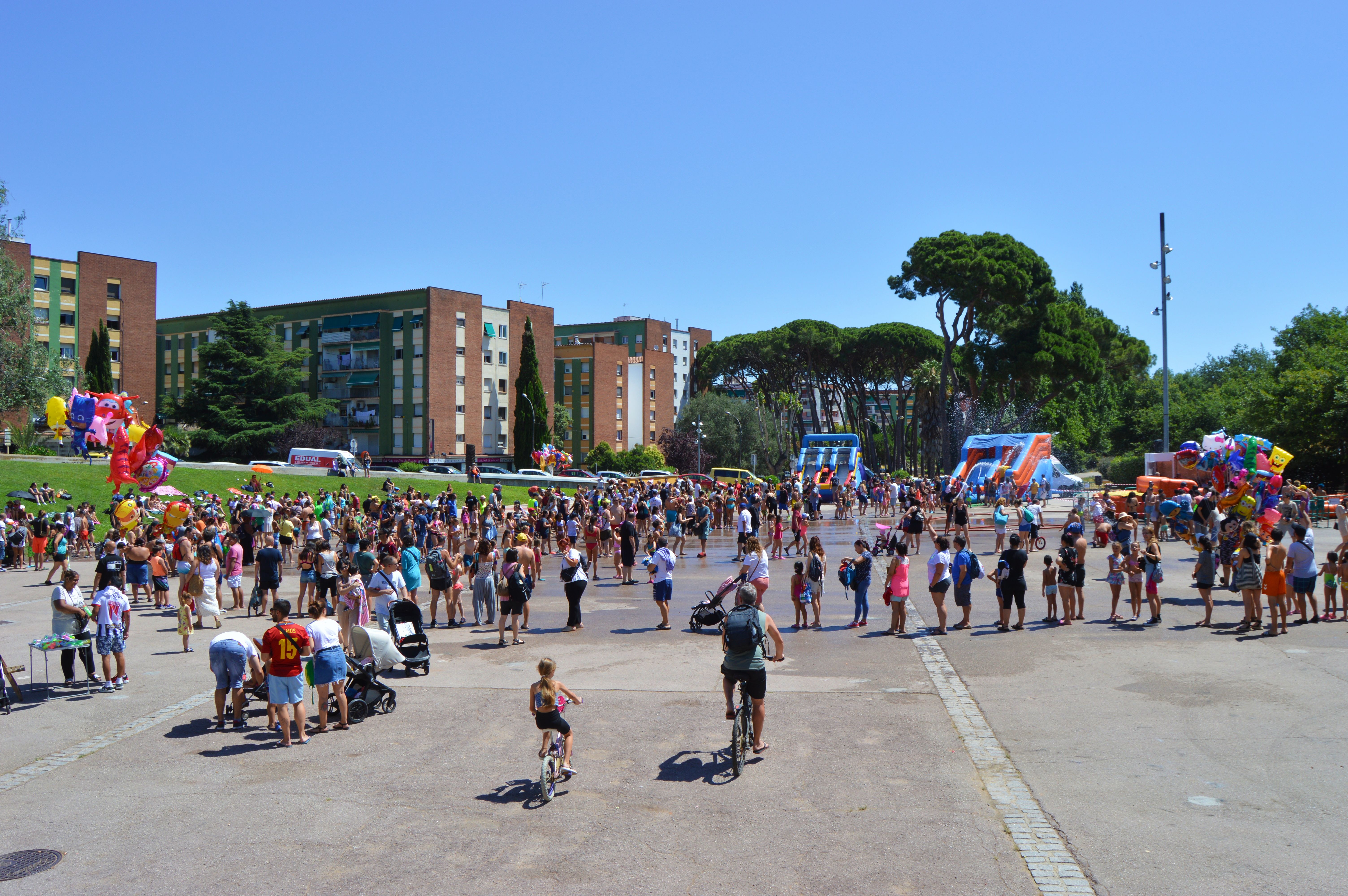 Inflables aquàtics, tobogan gegant i festa de l'escuma al Parc del Turonet. FOTO: Nora Muñoz Otero
