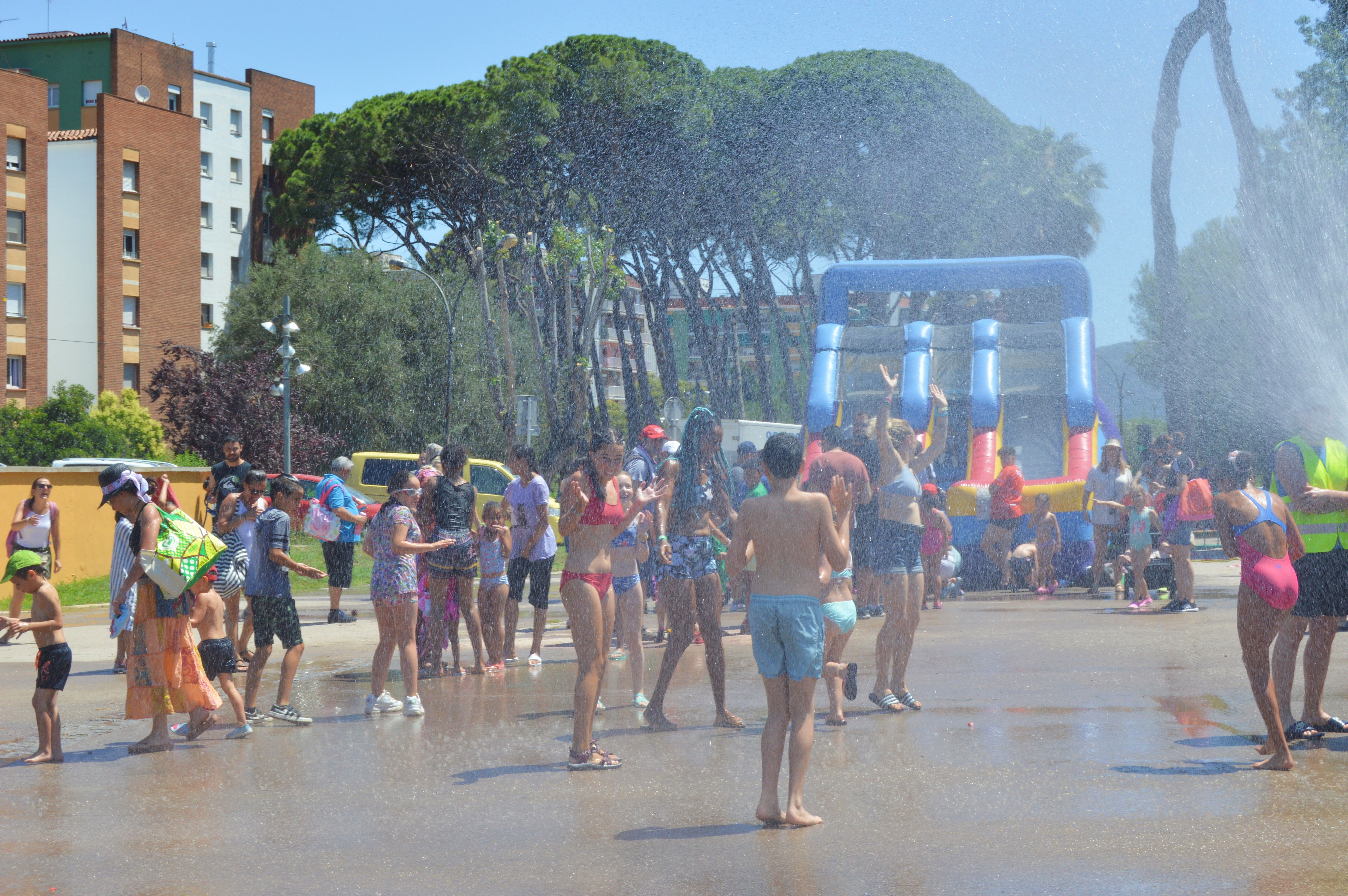 Inflables aquàtics, tobogan gegant i festa de l'escuma al Parc del Turonet. FOTO: Nora Muñoz Otero