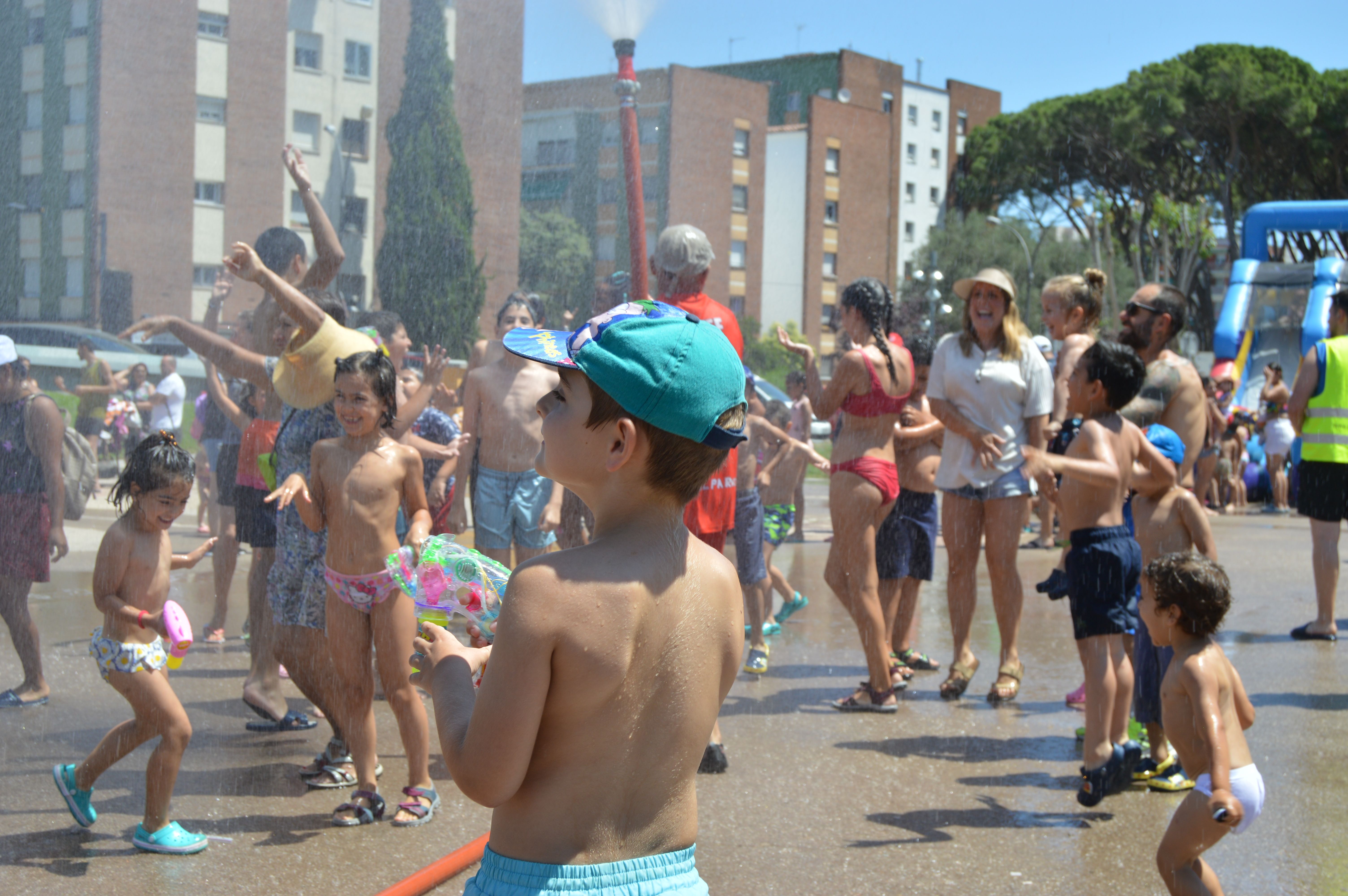 Inflables aquàtics, tobogan gegant i festa de l'escuma al Parc del Turonet. FOTO: Nora Muñoz Otero