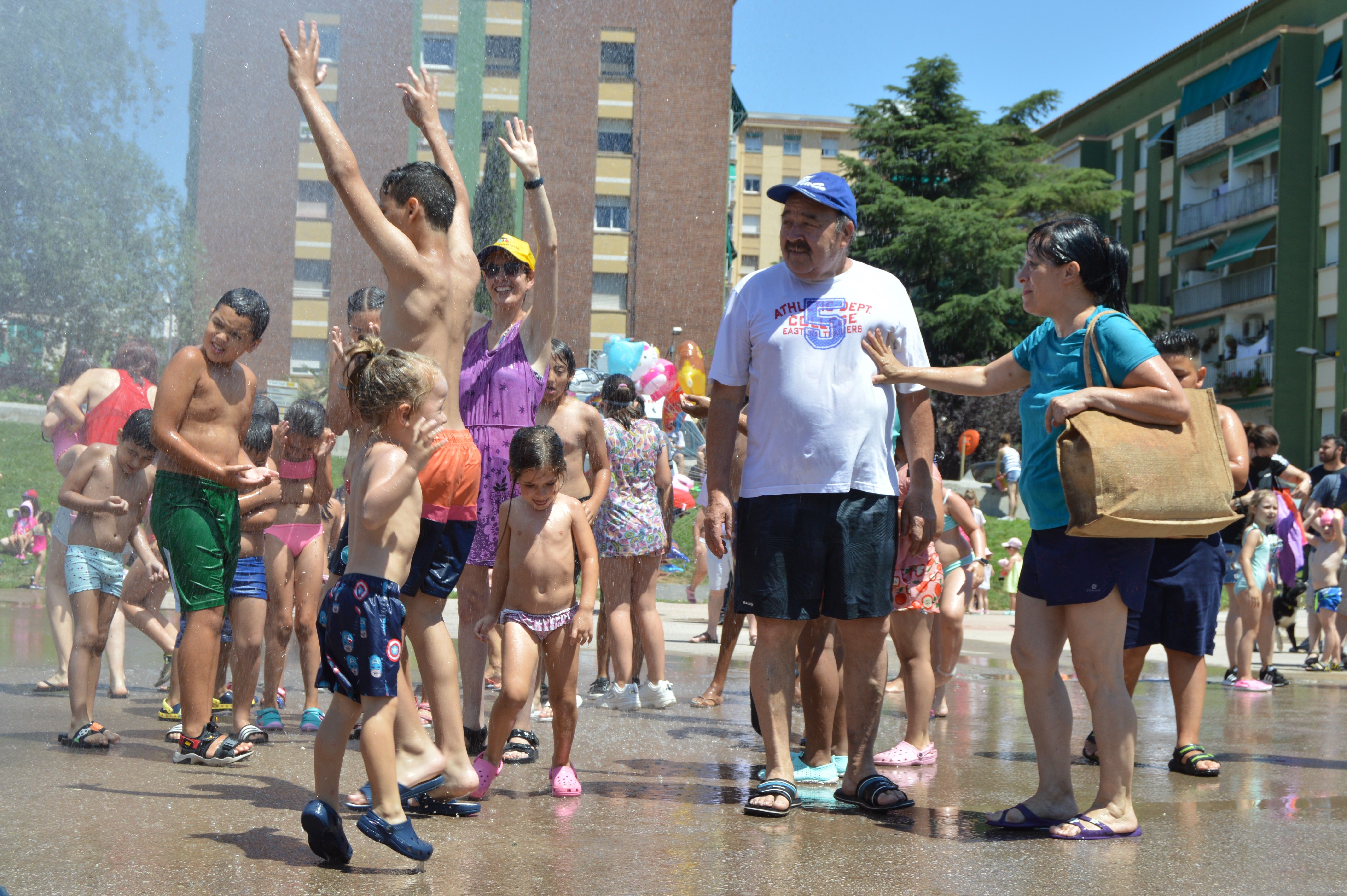Inflables aquàtics, tobogan gegant i festa de l'escuma al Parc del Turonet. FOTO: Nora Muñoz Otero
