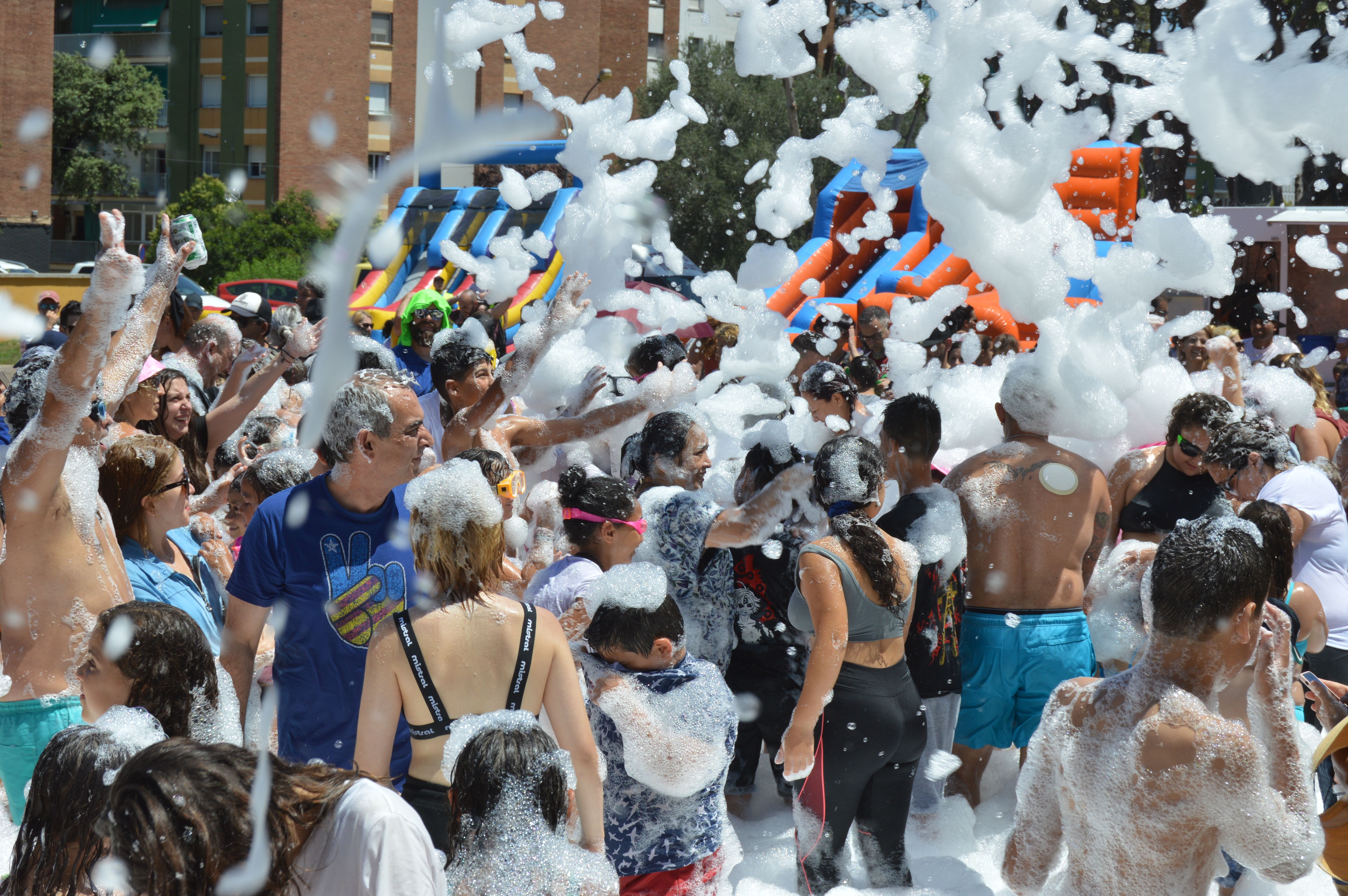 Inflables aquàtics, tobogan gegant i festa de l'escuma al Parc del Turonet. FOTO: Nora Muñoz Otero