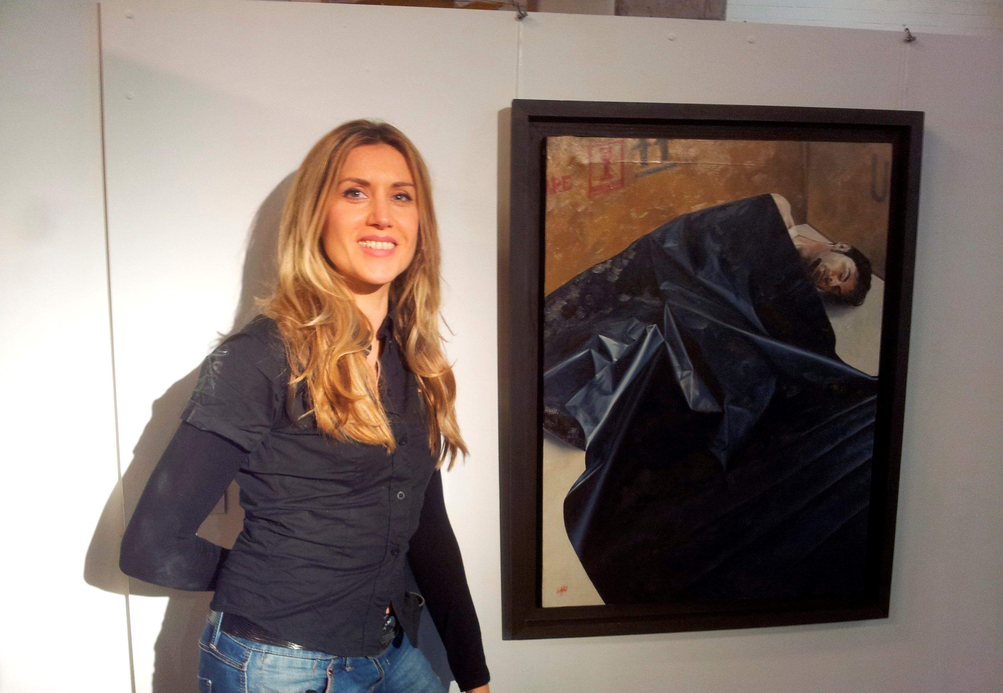 Carmen Giráldez amb una obra seva. FOTO. Cedida