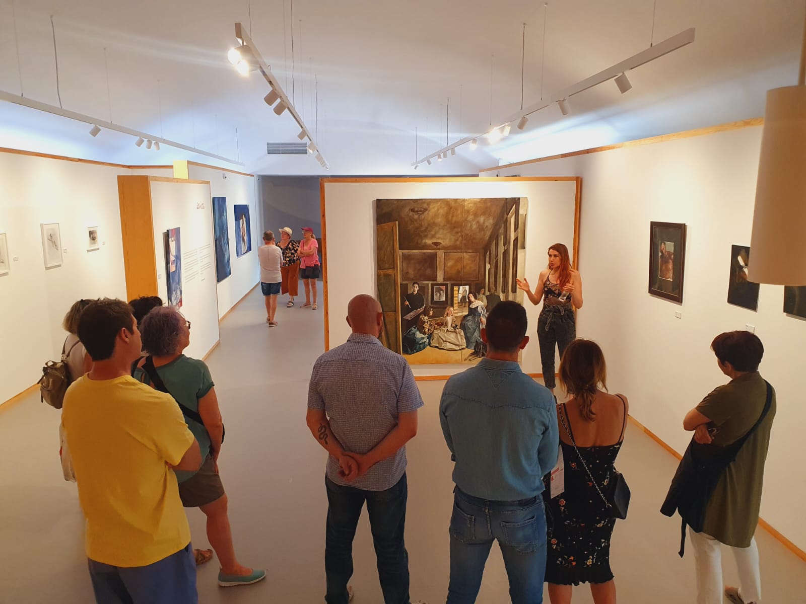 Carmen Giráldez en una exposició seva a Llinars. FOTO: Cedida