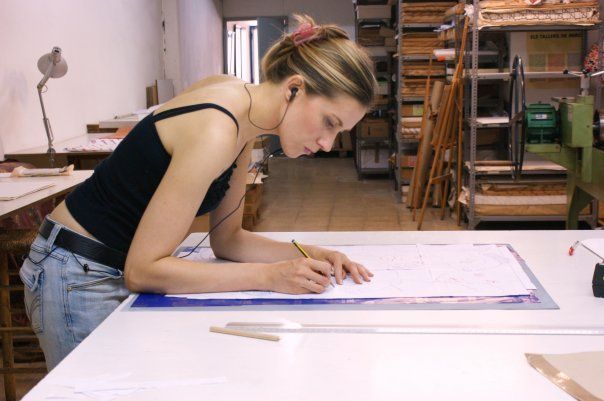 Carmen Giráldez treballant al seu estudi. FOTO: Cedida