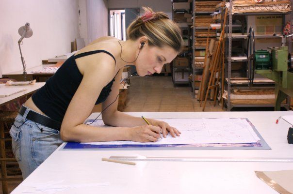 Carmen Giráldez treballant al seu estudi. FOTO: Cedida Carmen Giráldez treballant al seu estudi. FOTO: Cedida
