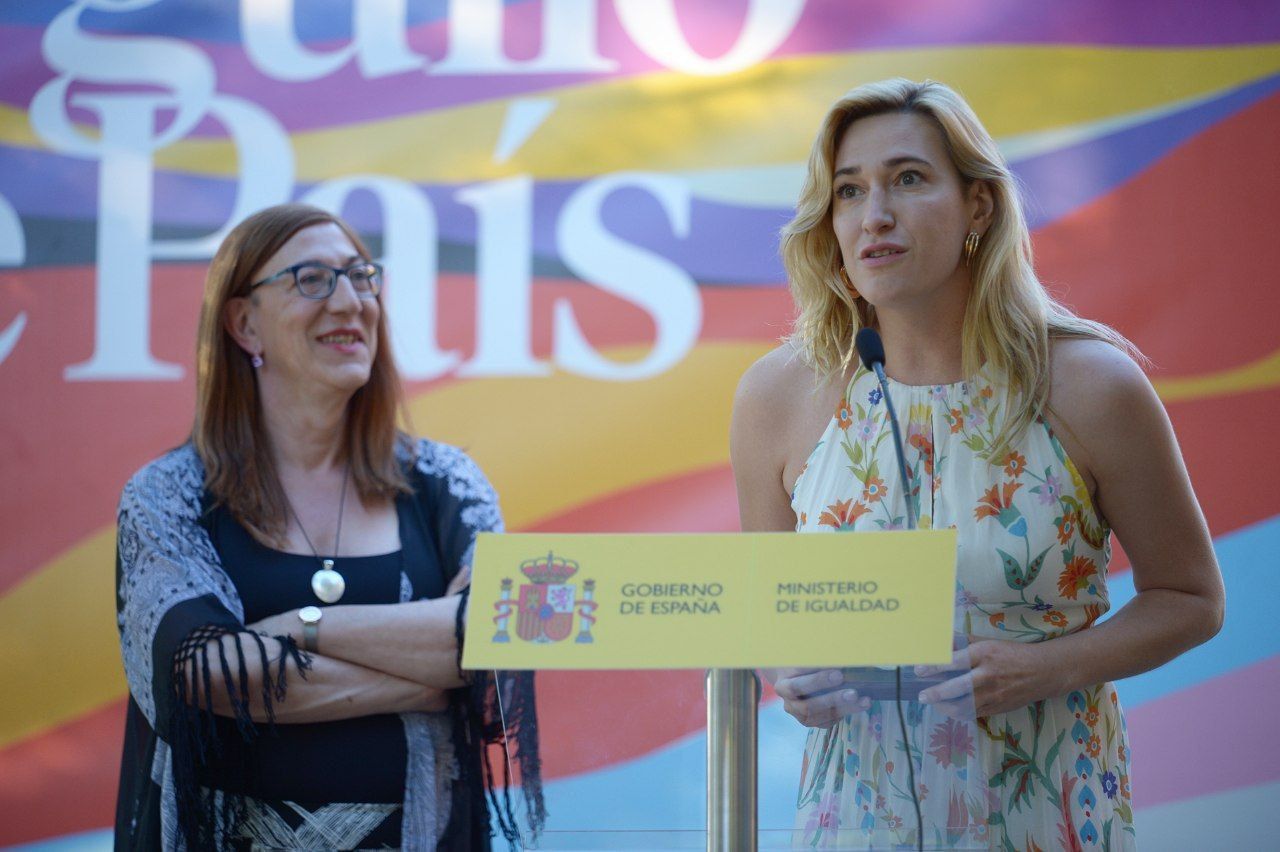 Abril Zamora recull el reconeixement del Ministeri d'Igualtat per la visibilització trans. FOTO: Ministeri d'Igualtat