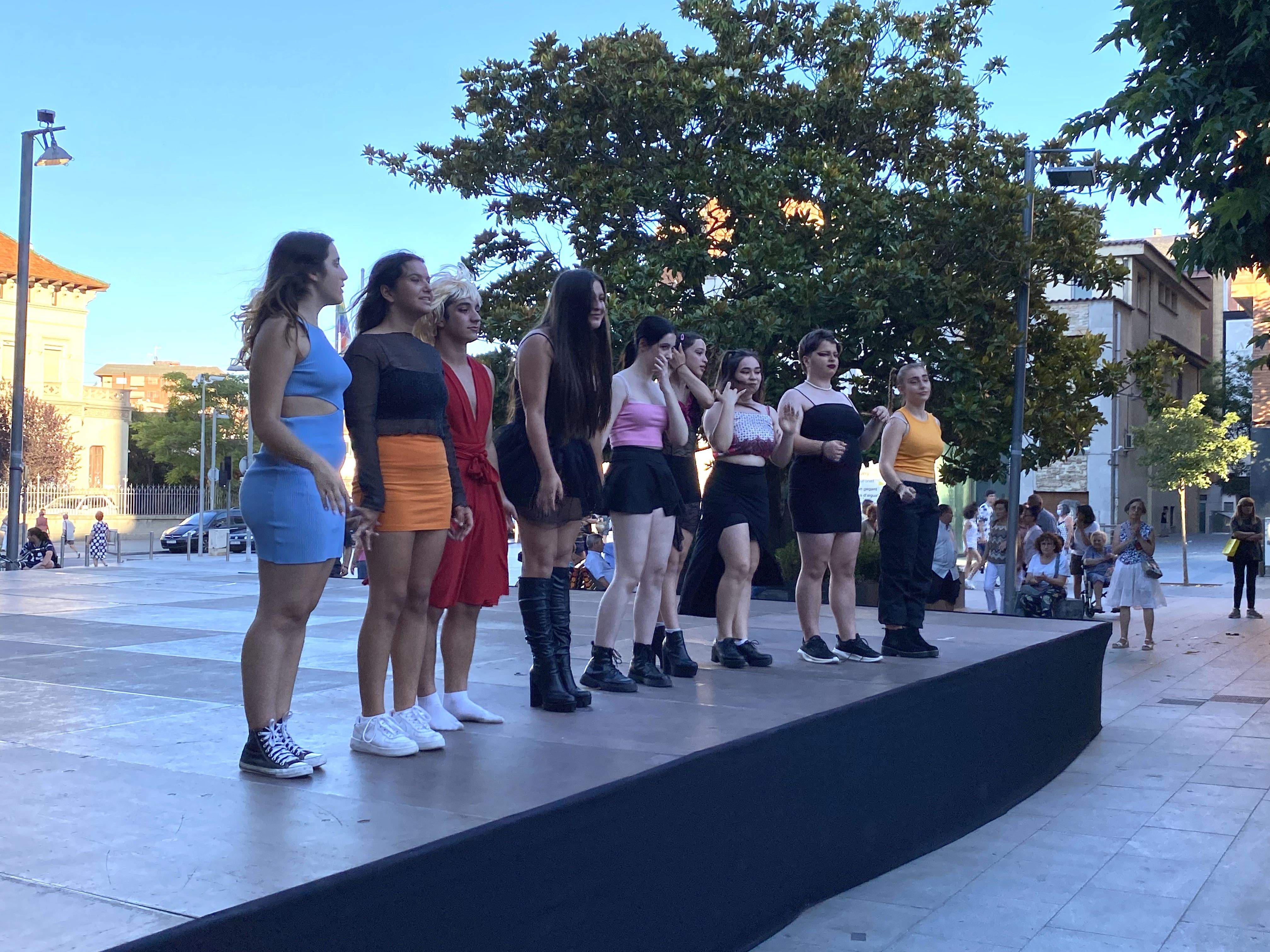 Alumnes de l'Institut Banús van actuar en el Dia de l'Alliberament LGTBIQ+. FOTO: Mónica GM