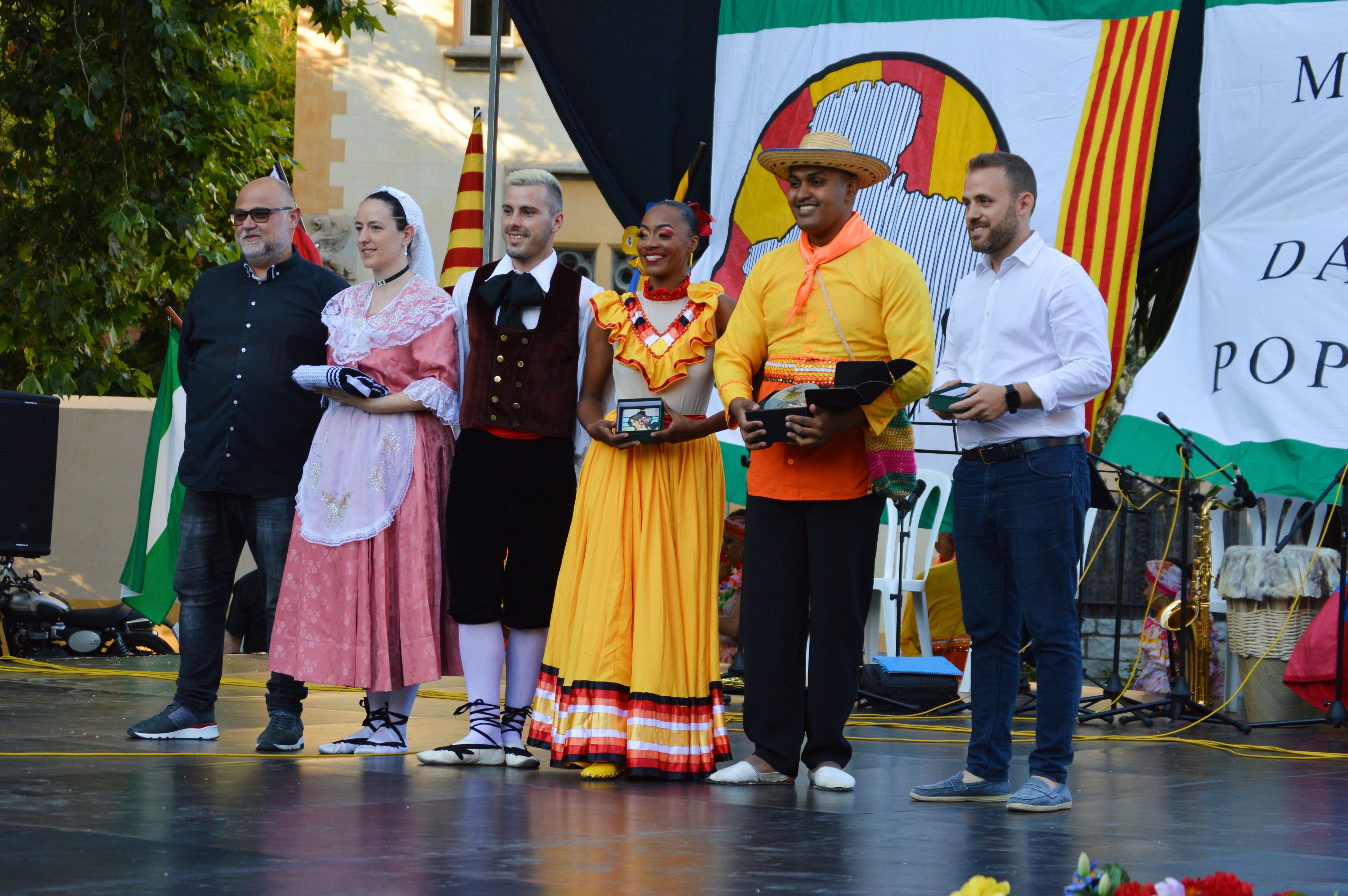 Les agrupacions participants reben obsequis en la Mostra Internacional de Dansa. FOTO: Nora Muñoz Otero