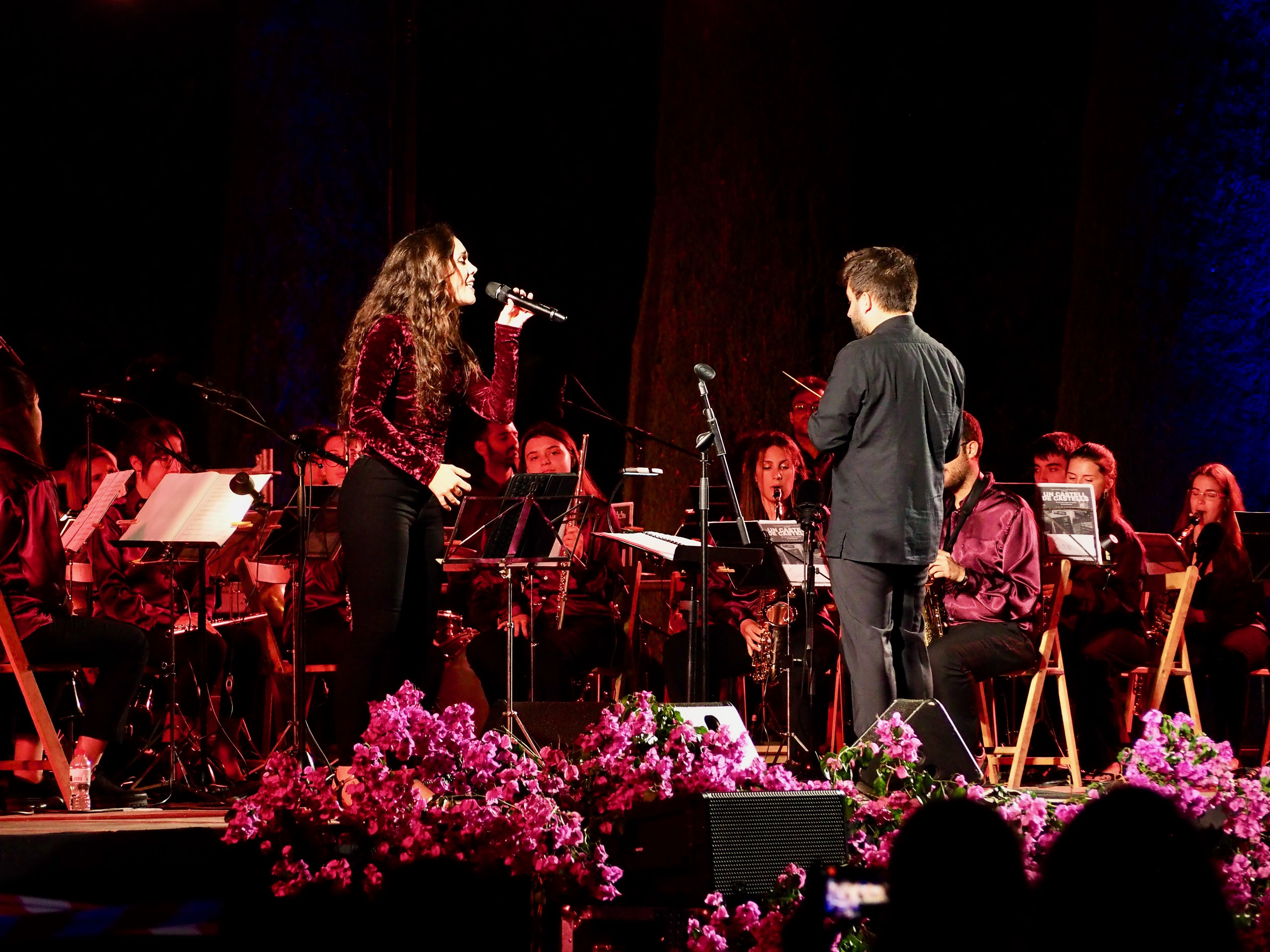 Carolina Alabau canta i Raul Lacilla dirigeix la Banda de l'AMCV al Concert al Castell. FOTO: Mónica GM
