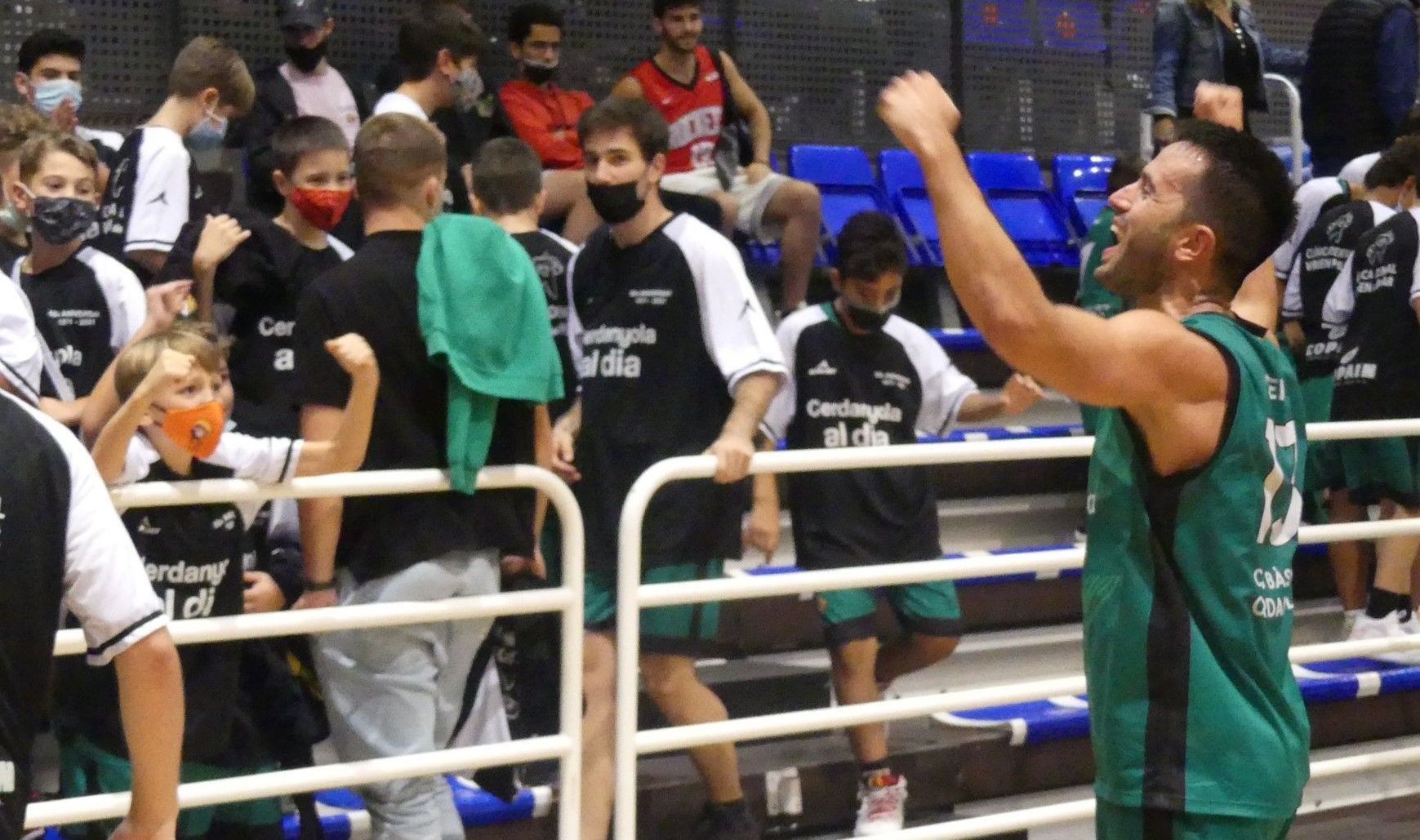 Genís Tena, el capità del primer equip del CB Cerdanyola, celebrant amb l'afició. FOTO: Cedida