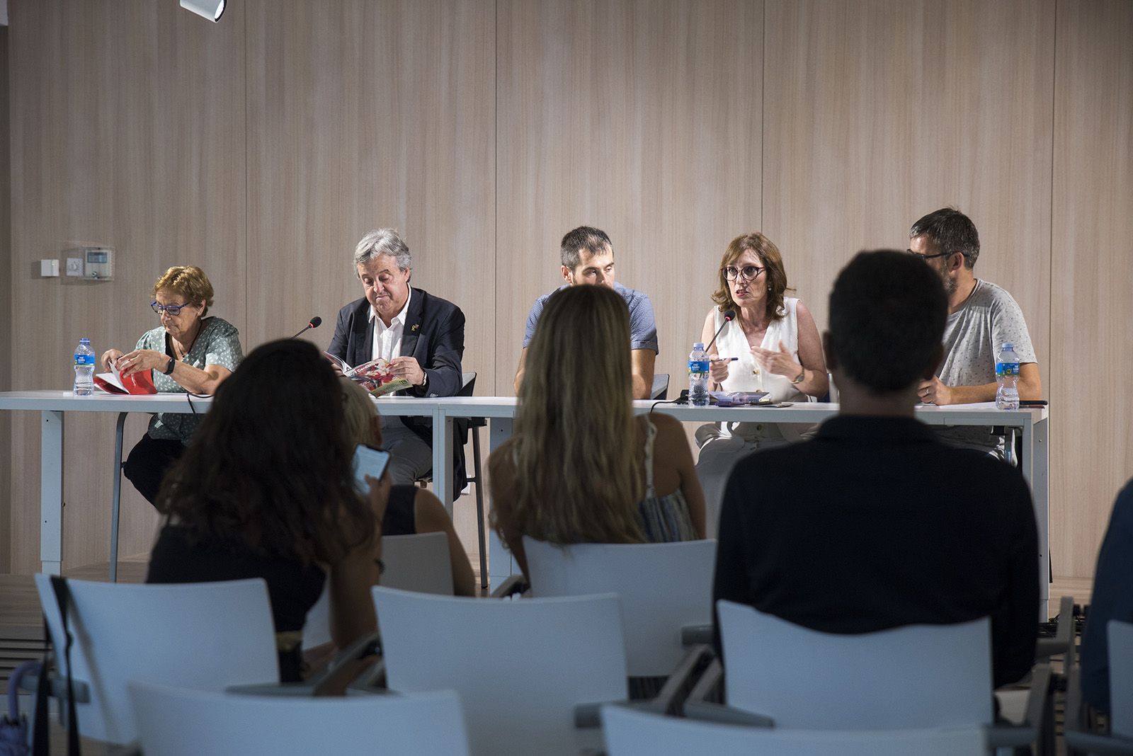 Taula rodona i inauguració de l'exposició dels 35 anys del TOT. FOTO: Bernat Millet