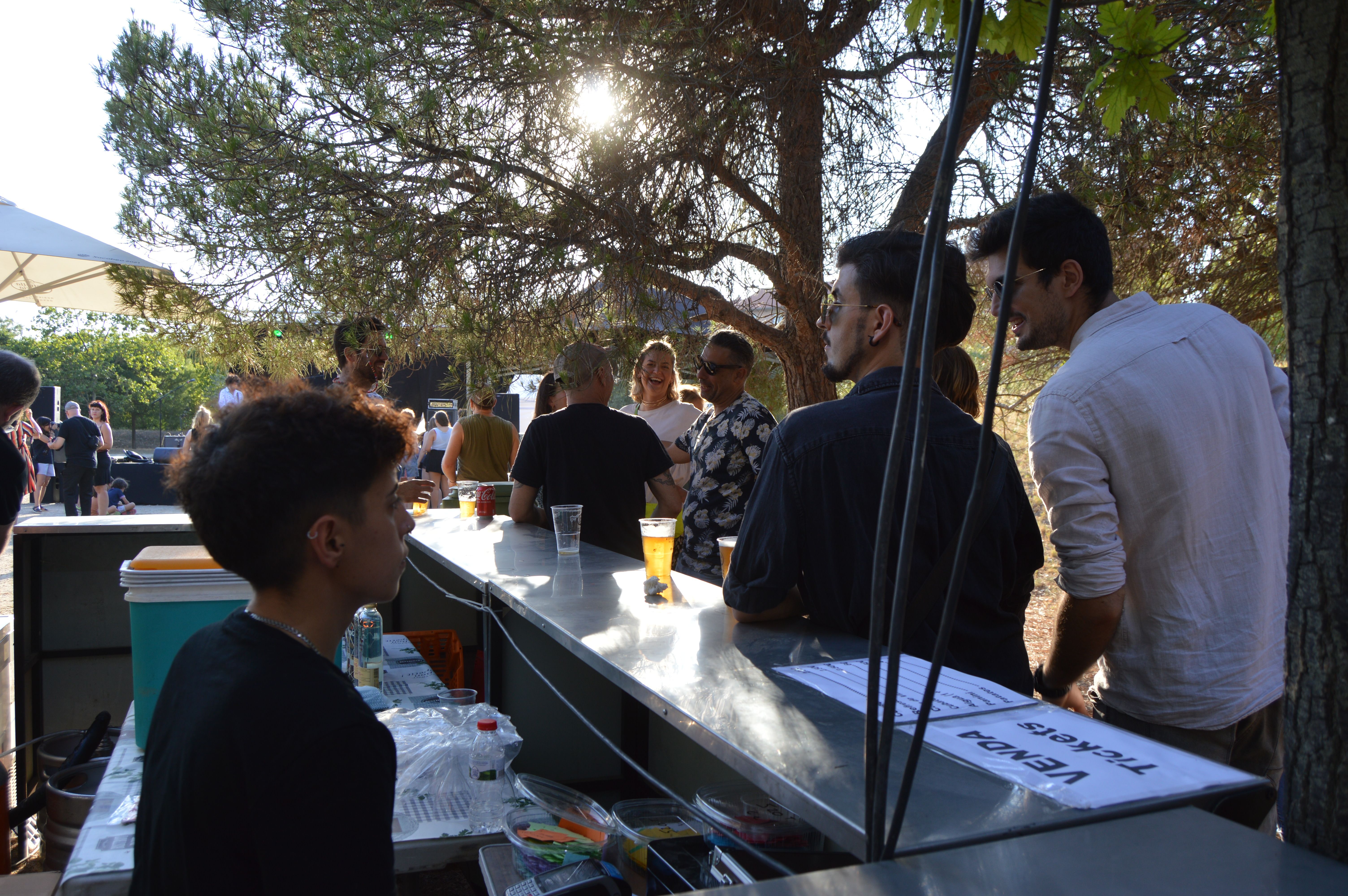 Servei de bar en la primer edició del Festival ADN. FOTO: Nora Muñoz Otero