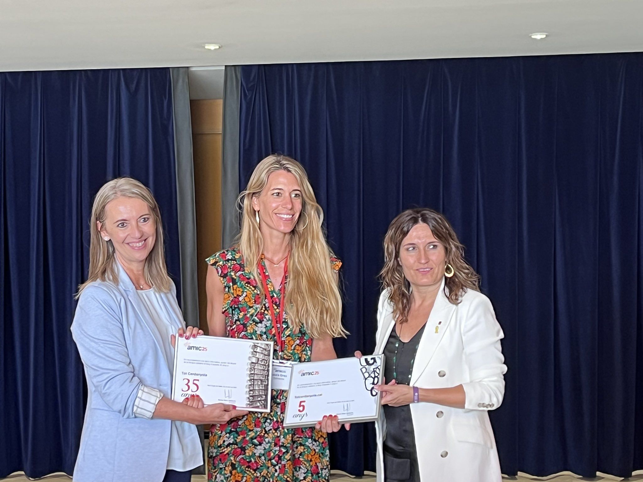 Laura Grau recull els reconeixements de l'AMIC al TOT Cerdanyola.