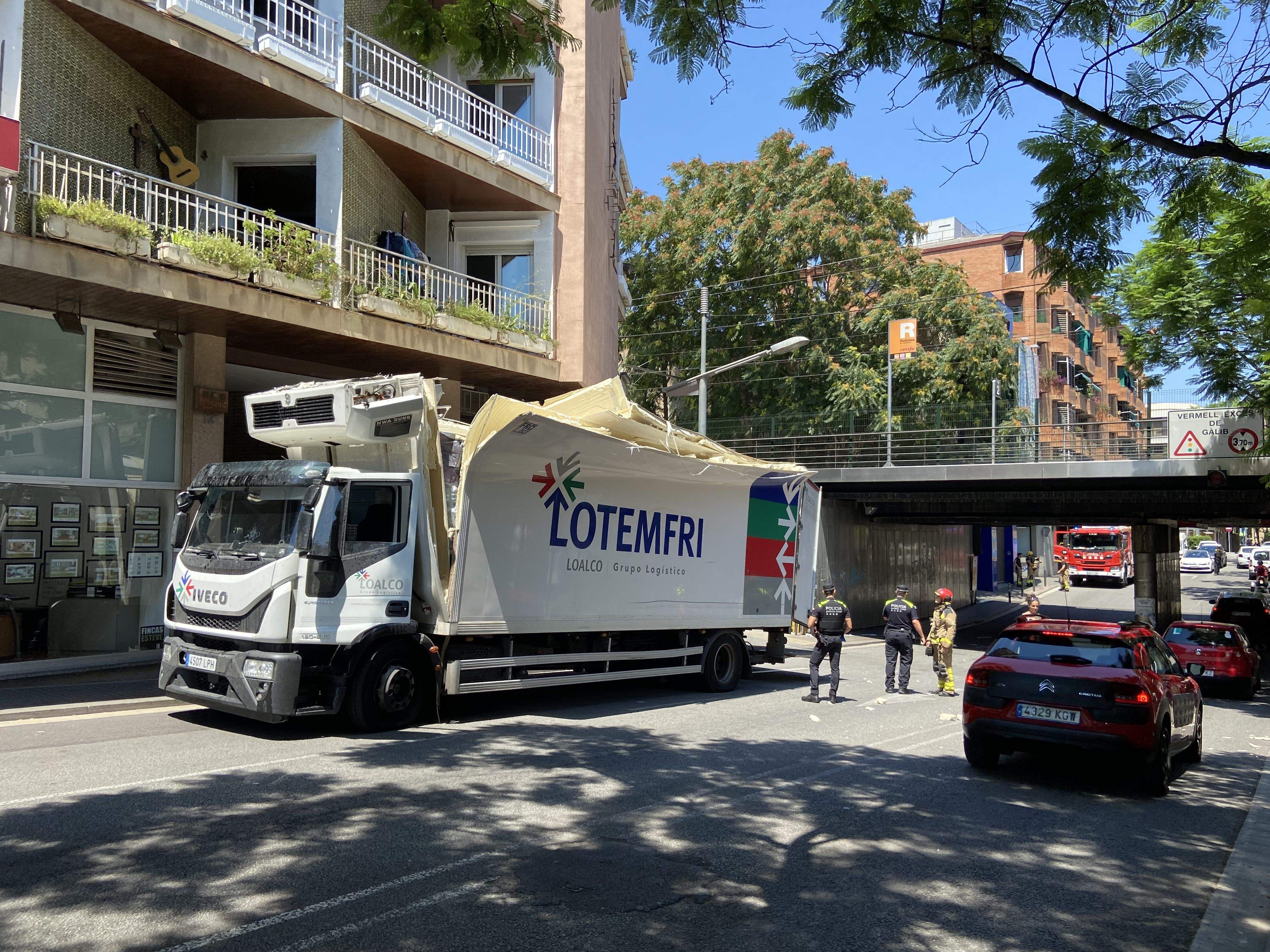 Un camió s'ha encallat al pont del costat de la Renfe. FOTO: Nora Muñoz Otero
