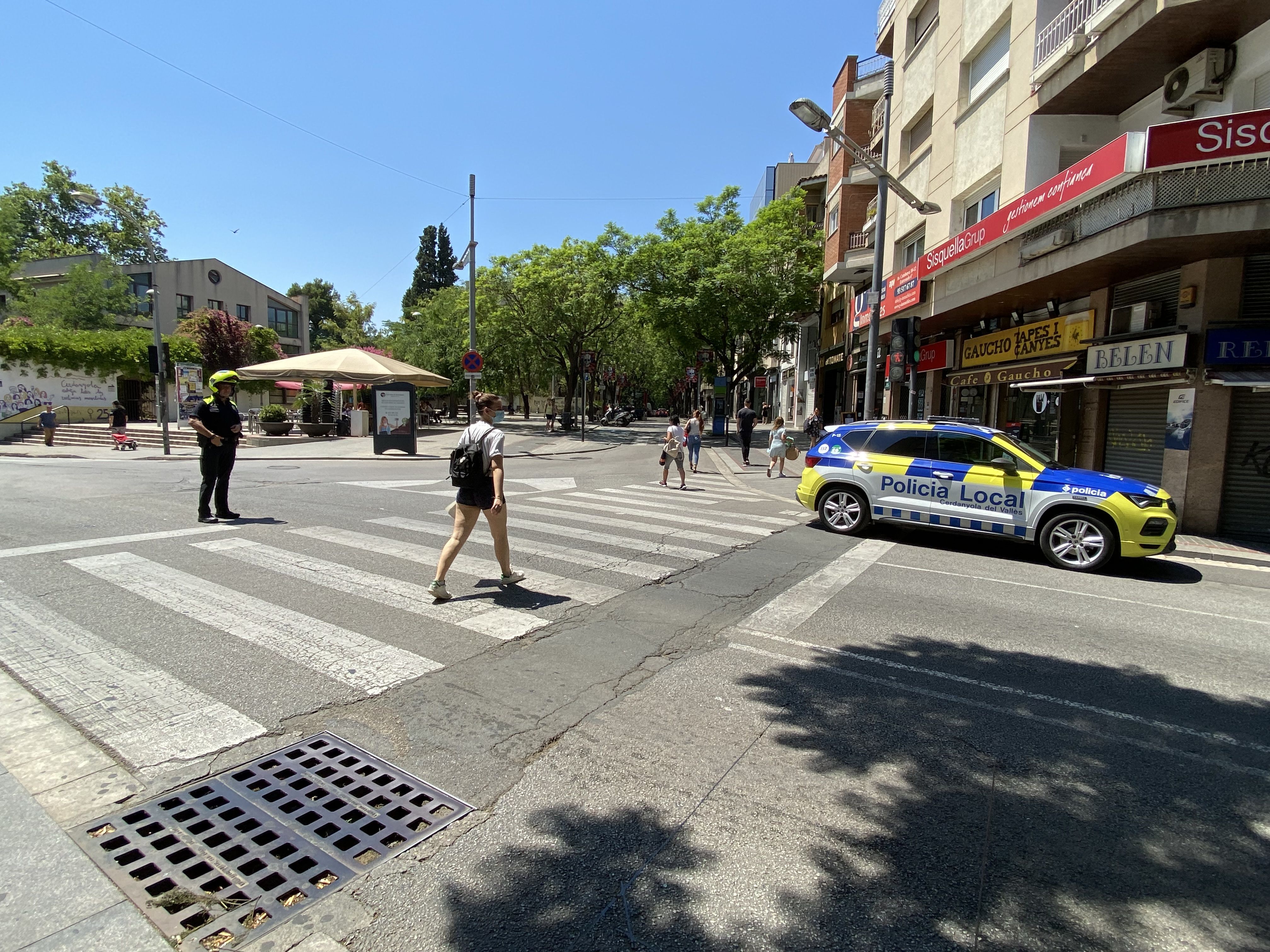 Un agent de Policia Local regulant el tràfic a les 15 h aproximadament. FOTO: Nora Muñoz Otero