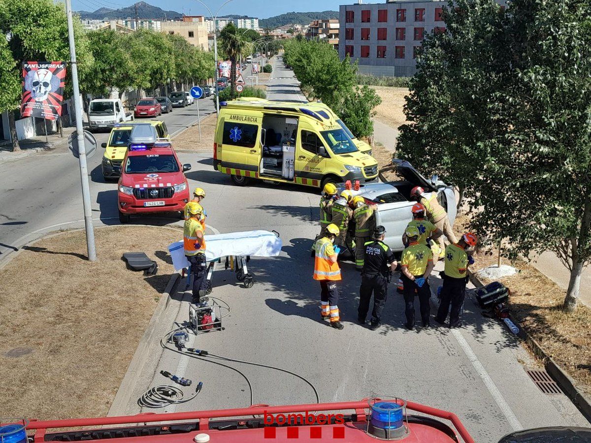 Imatge del cotxe bolcat al carrer de la Serra de Galliners. FOTO: Bombers