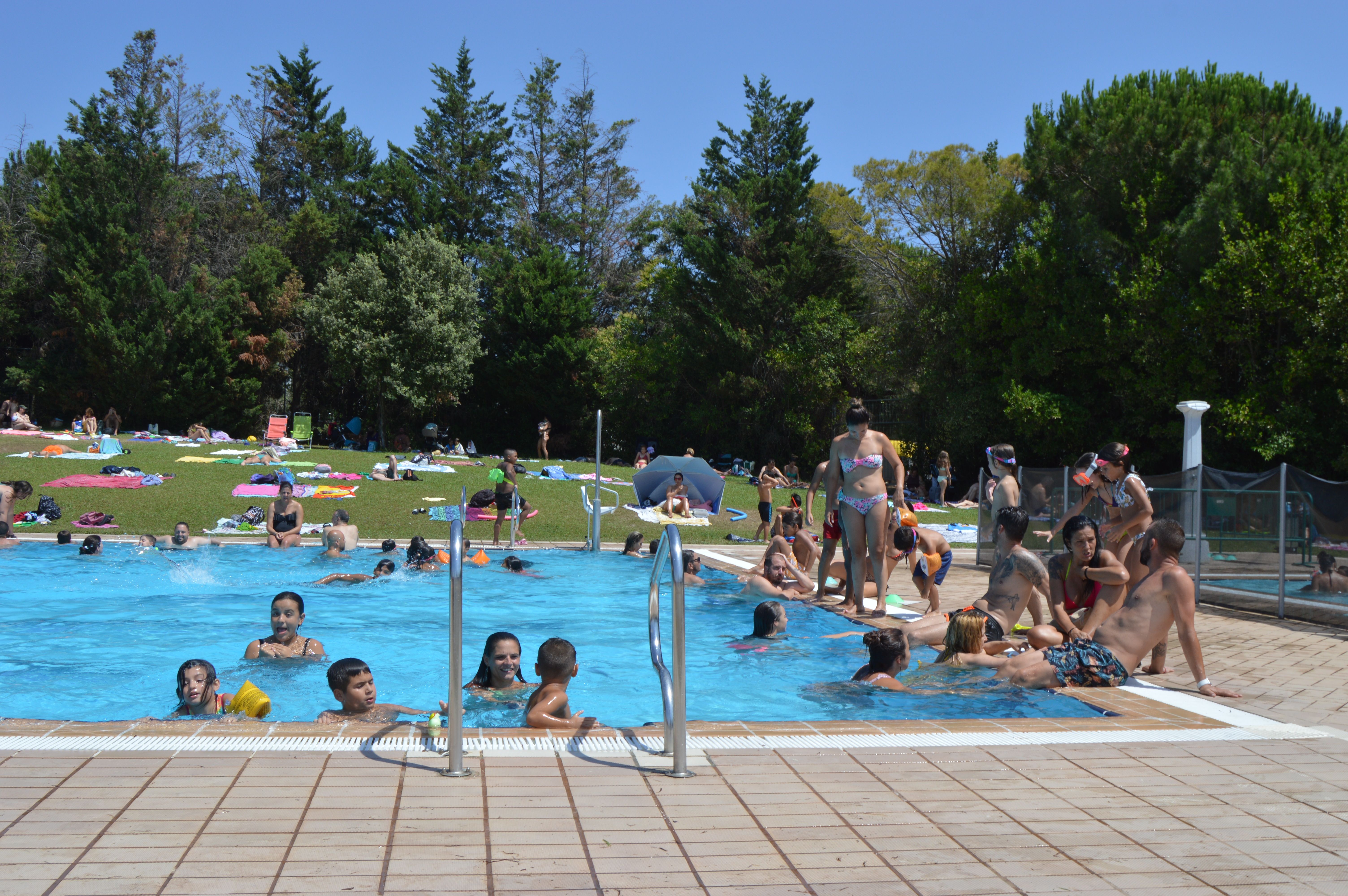 Refrescar-se a la piscina del Turonet durant l'onada de calor a Cerdanyola. FOTO: Nora Muñoz Otero