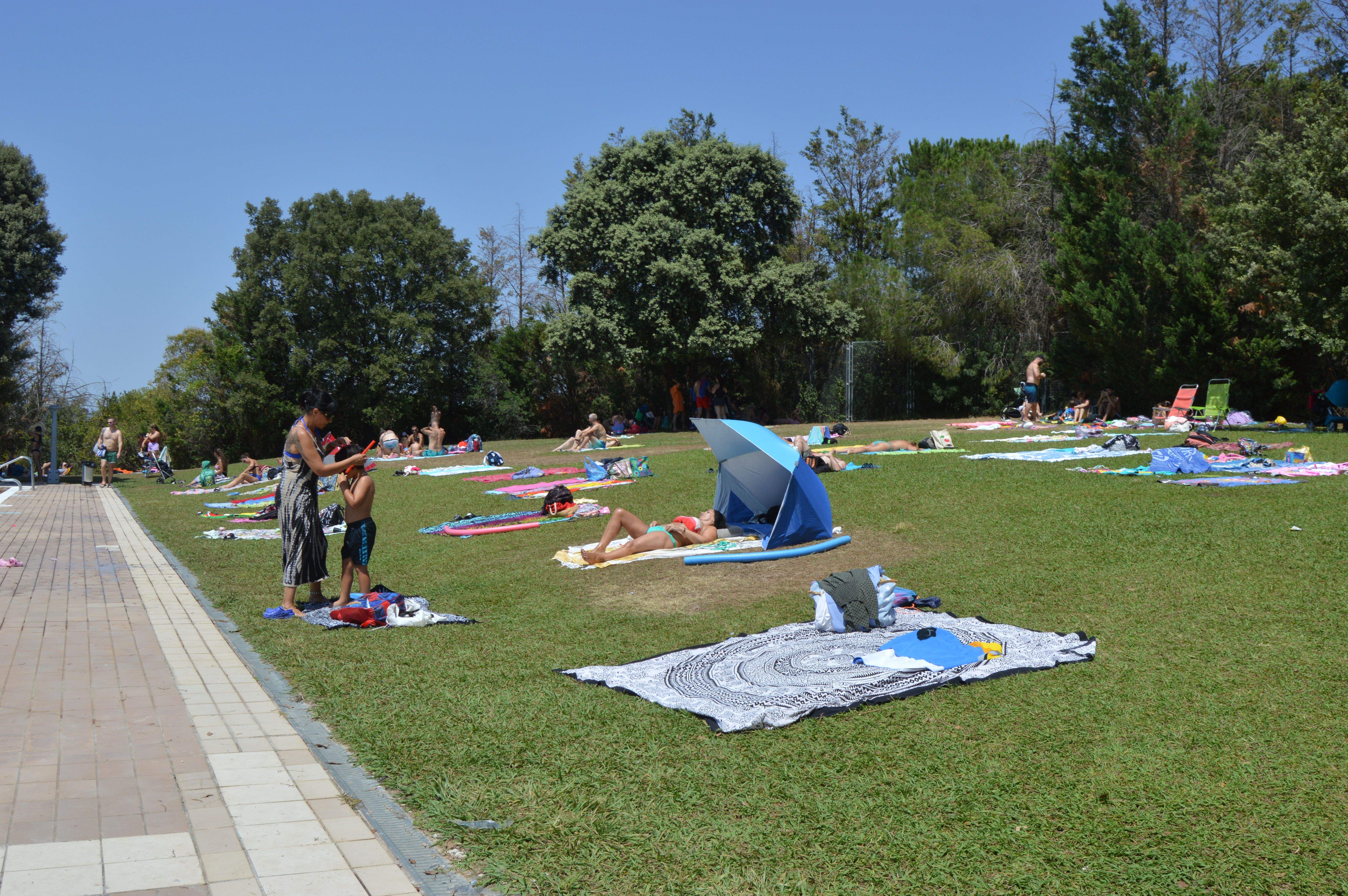 Refrescar-se a la piscina del Turonet durant l'onada de calor a Cerdanyola. FOTO: Nora Muñoz Otero