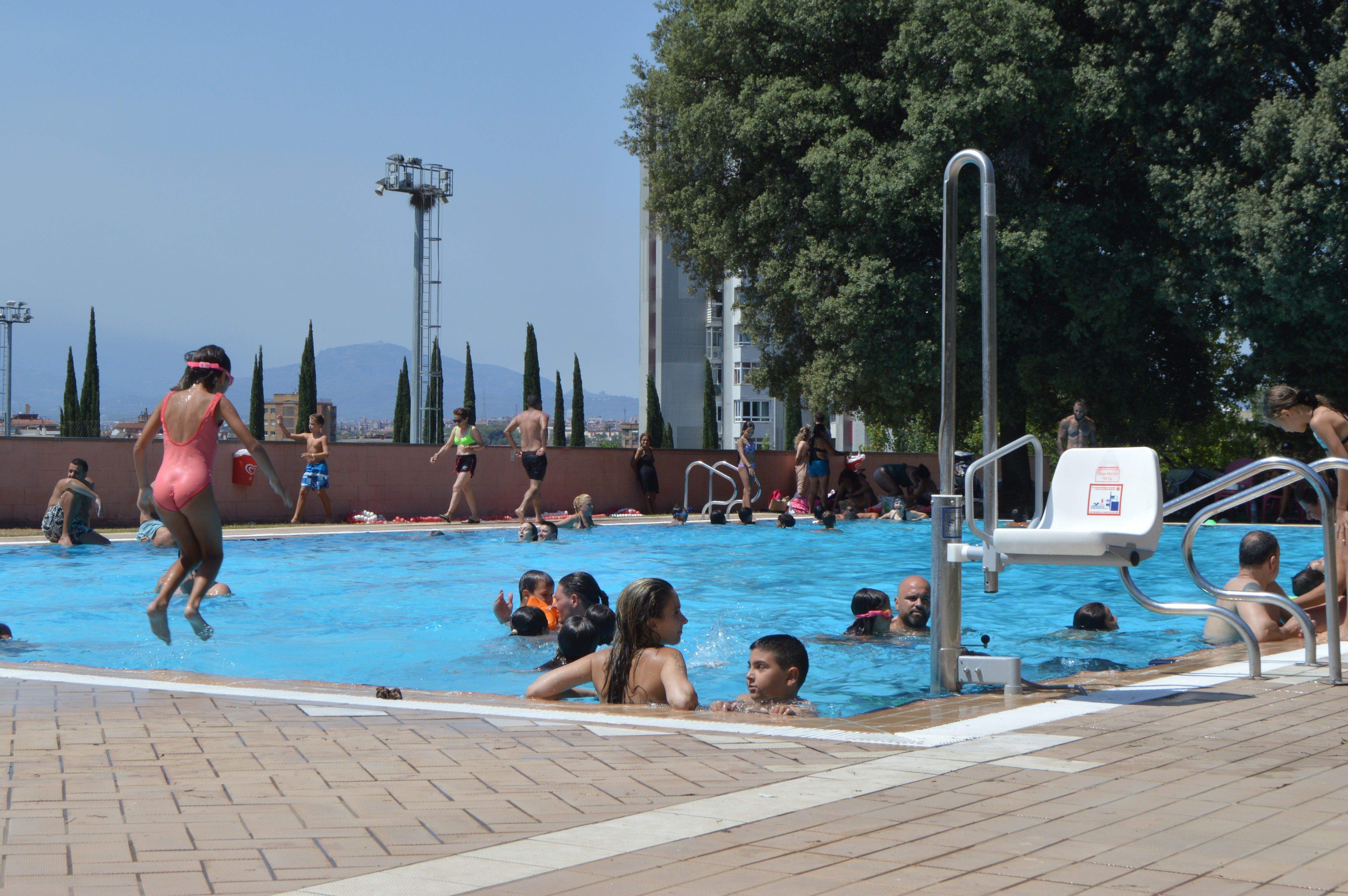 Refrescar-se a la piscina del Turonet durant l'onada de calor a Cerdanyola. FOTO: Nora Muñoz Otero