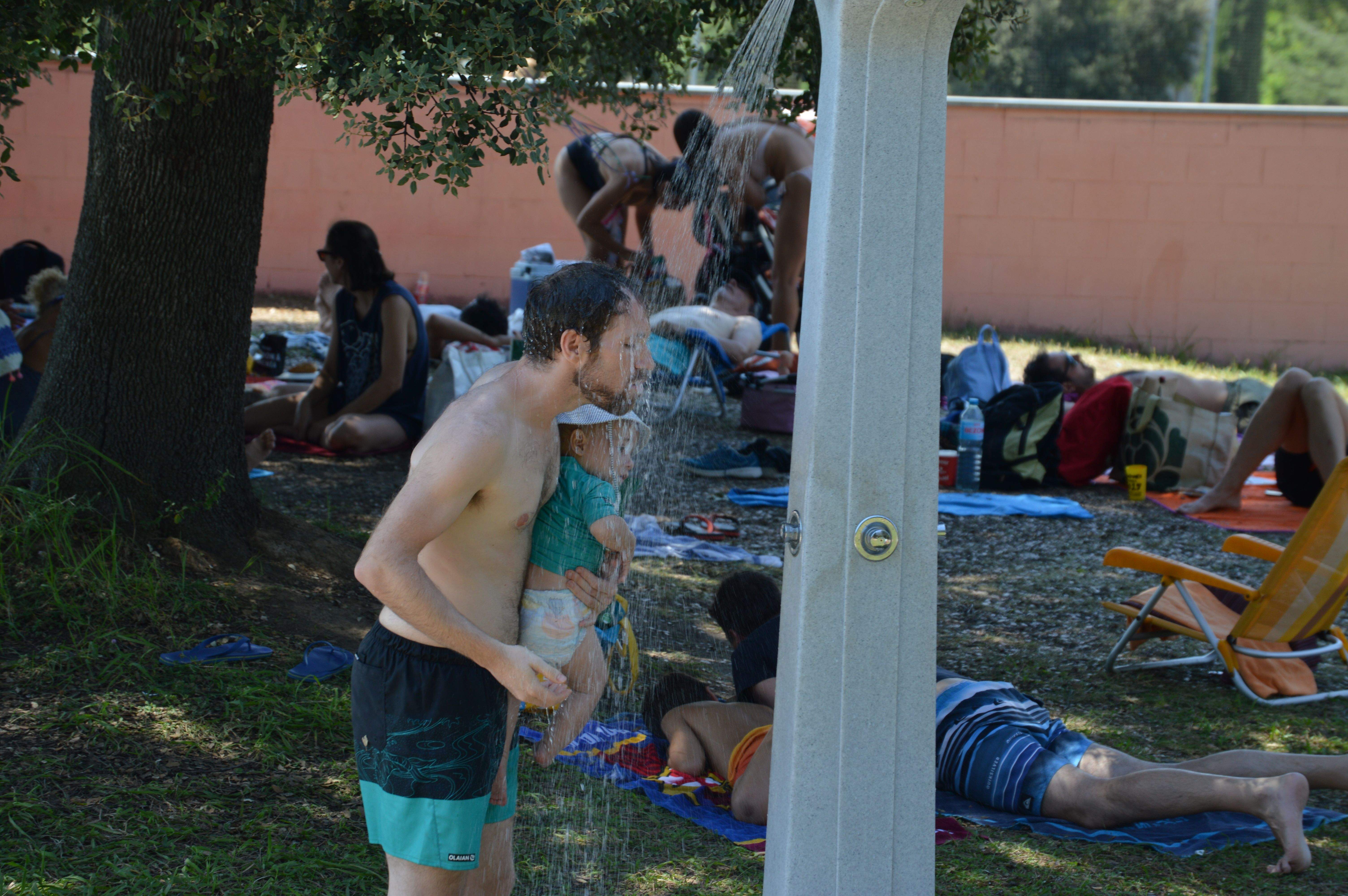 Refrescar-se a la piscina del Turonet durant l'onada de calor a Cerdanyola. FOTO: Nora Muñoz Otero