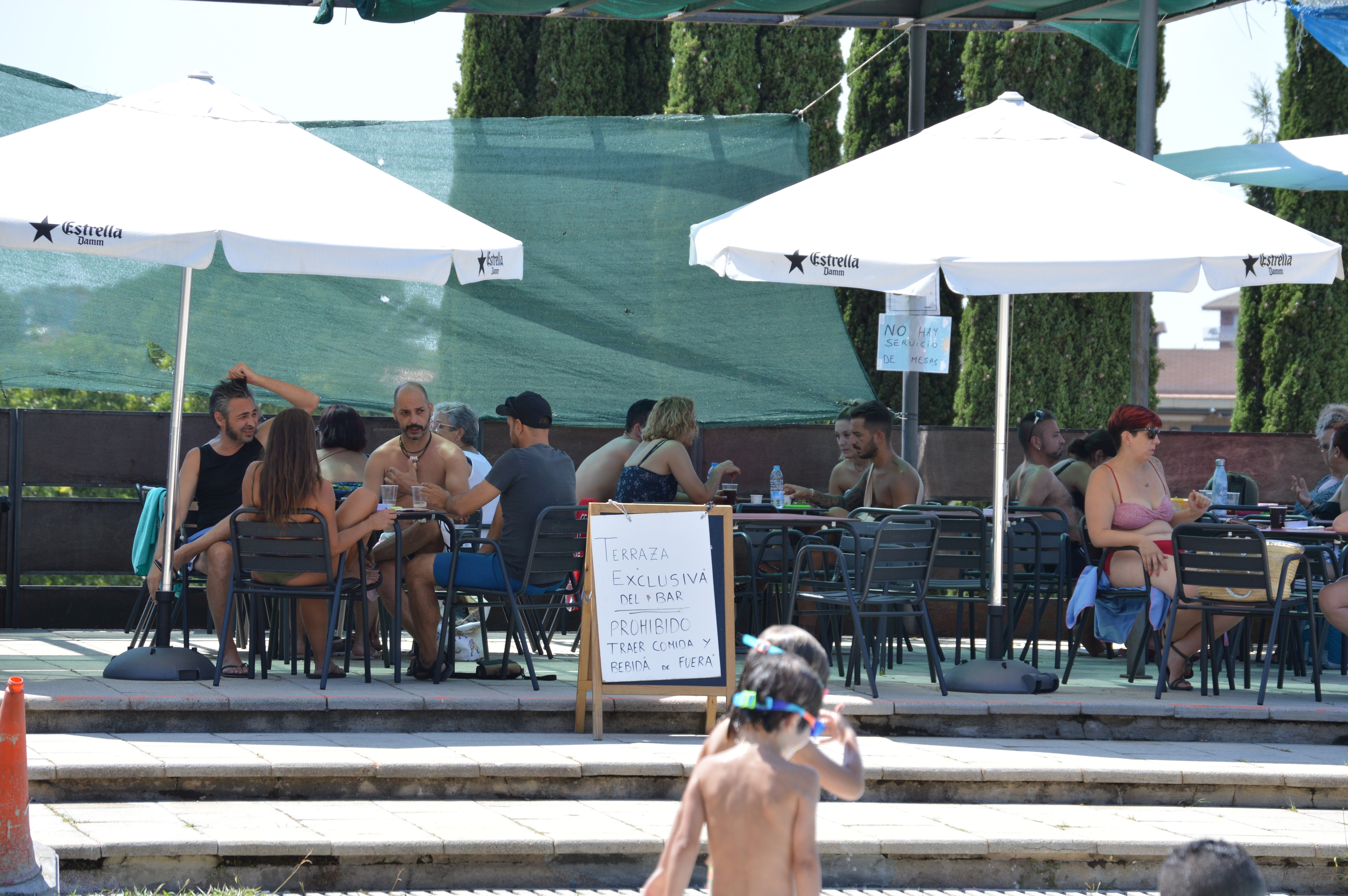 Refrescar-se a la piscina del Turonet durant l'onada de calor a Cerdanyola. FOTO: Nora Muñoz Otero