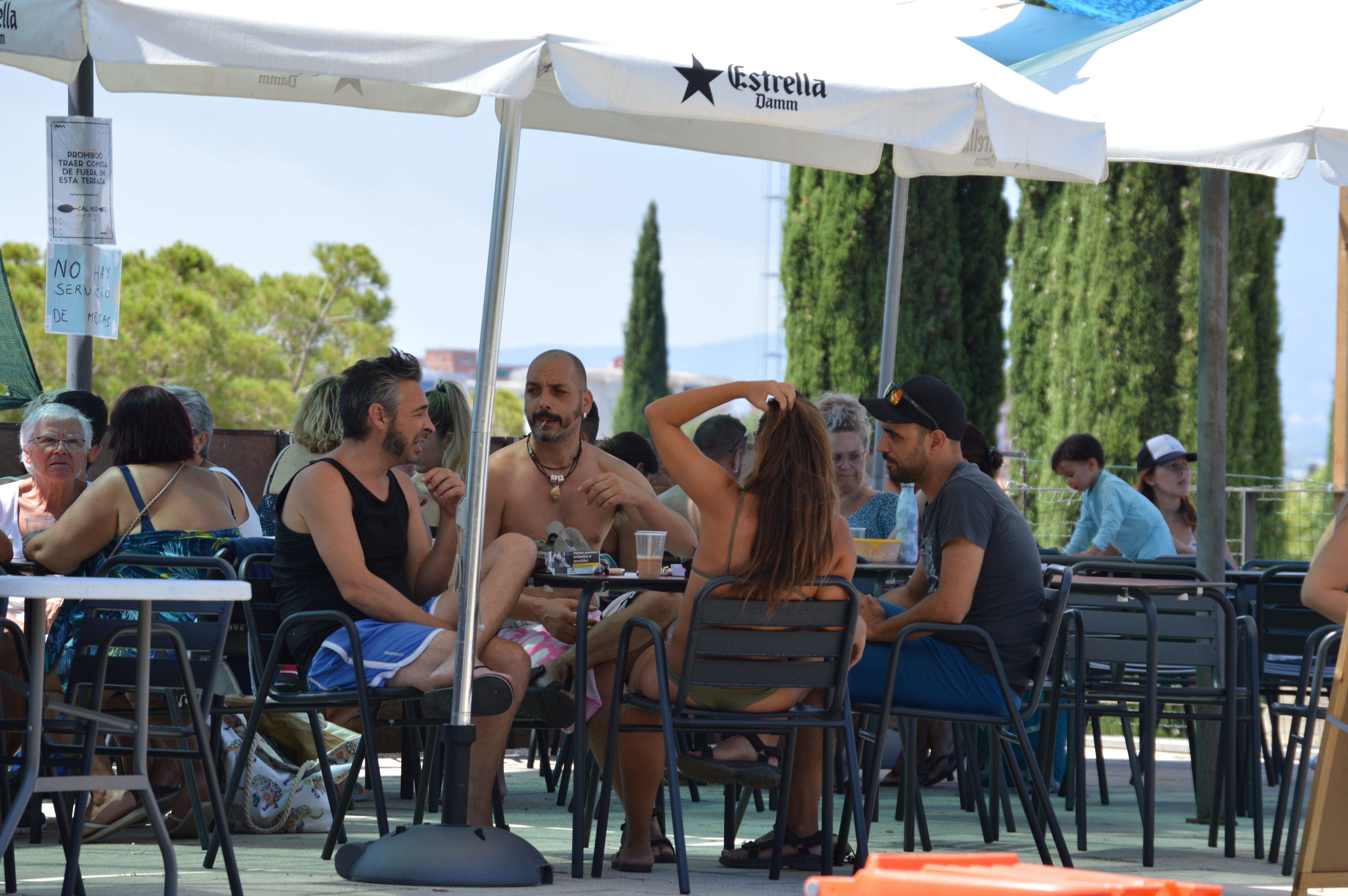 Refrescar-se a la piscina del Turonet durant l'onada de calor a Cerdanyola. FOTO: Nora Muñoz Otero