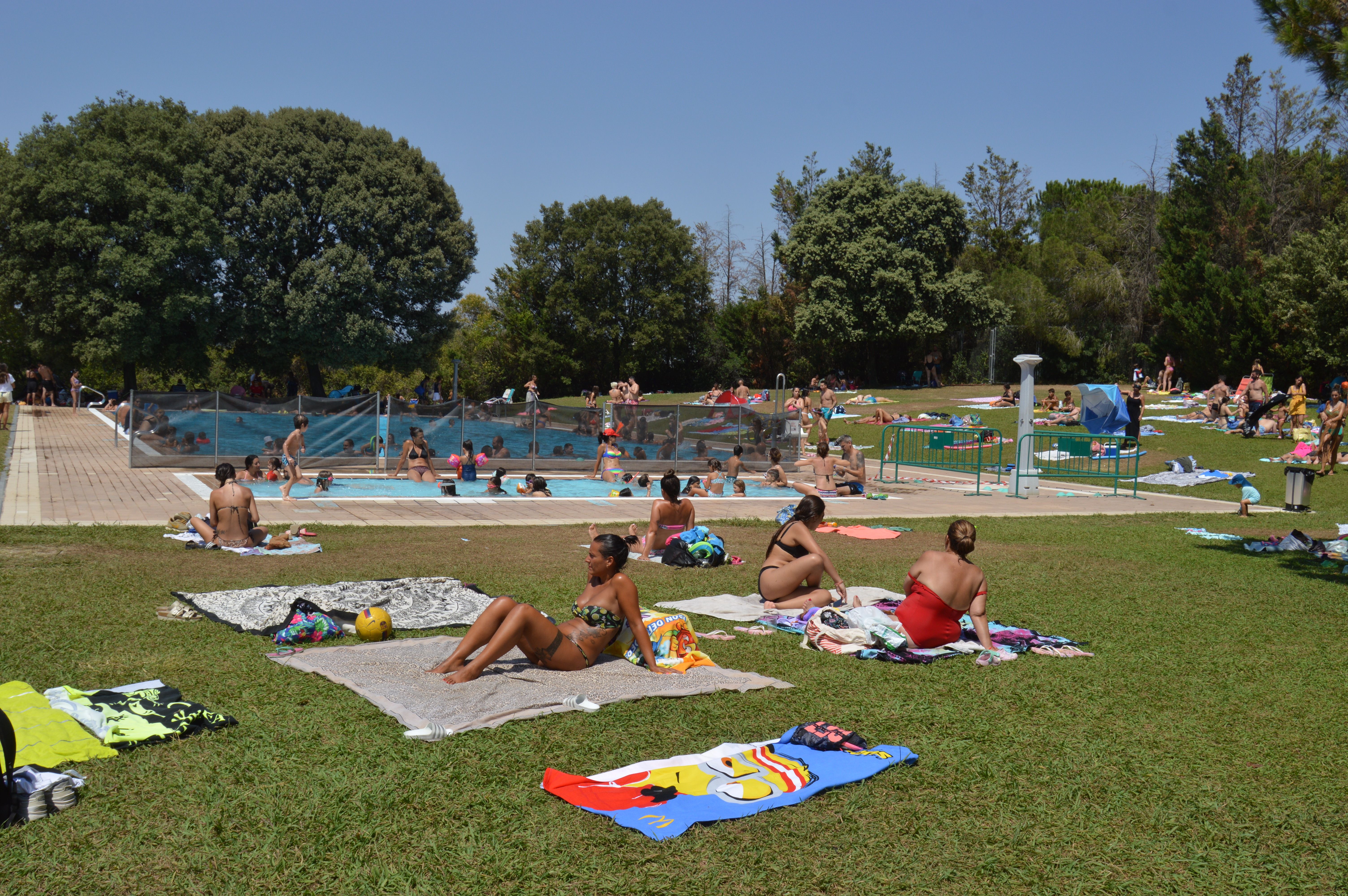 Refrescar-se és  a la piscina del Turonet durant l'onada de calor a Cerdanyola. FOTO: Nora Muñoz Otero