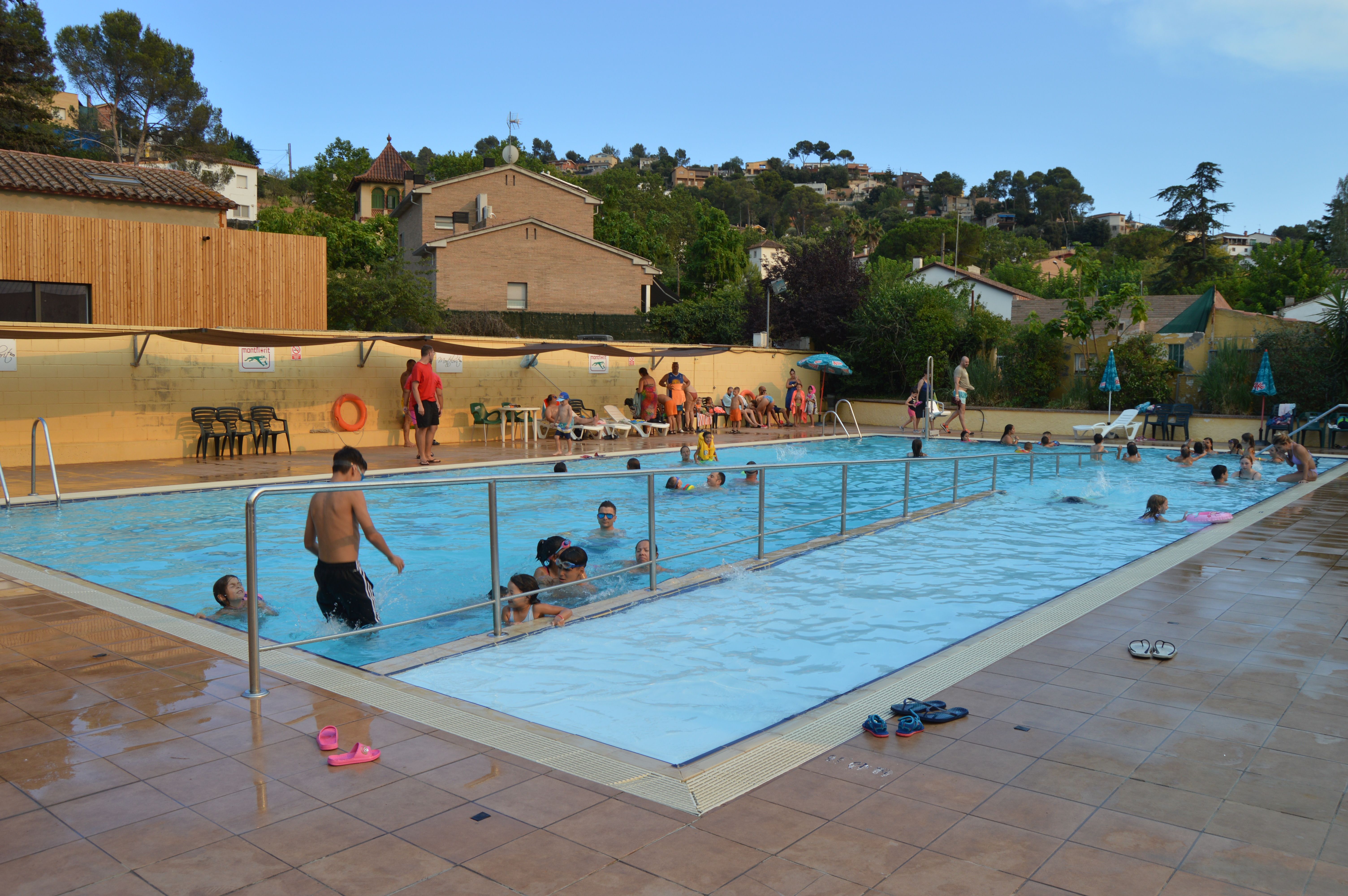 Refrescar-se a la piscina de Montflorit durant l'onada de calor a Cerdanyola. FOTO: Nora Muñoz Otero