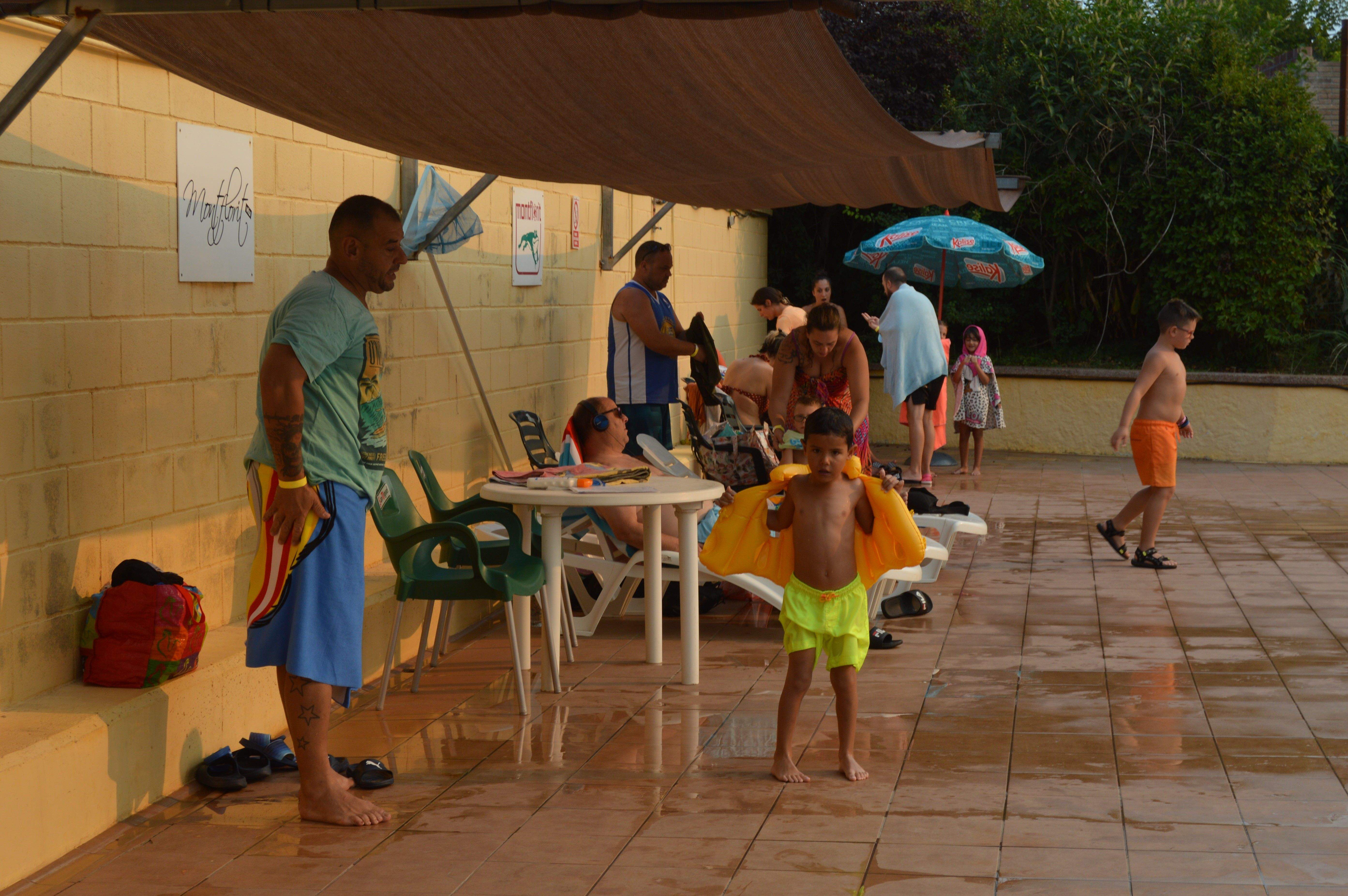 Refrescar-se a la piscina de Montflorit durant l'onada de calor a Cerdanyola. FOTO: Nora Muñoz Otero