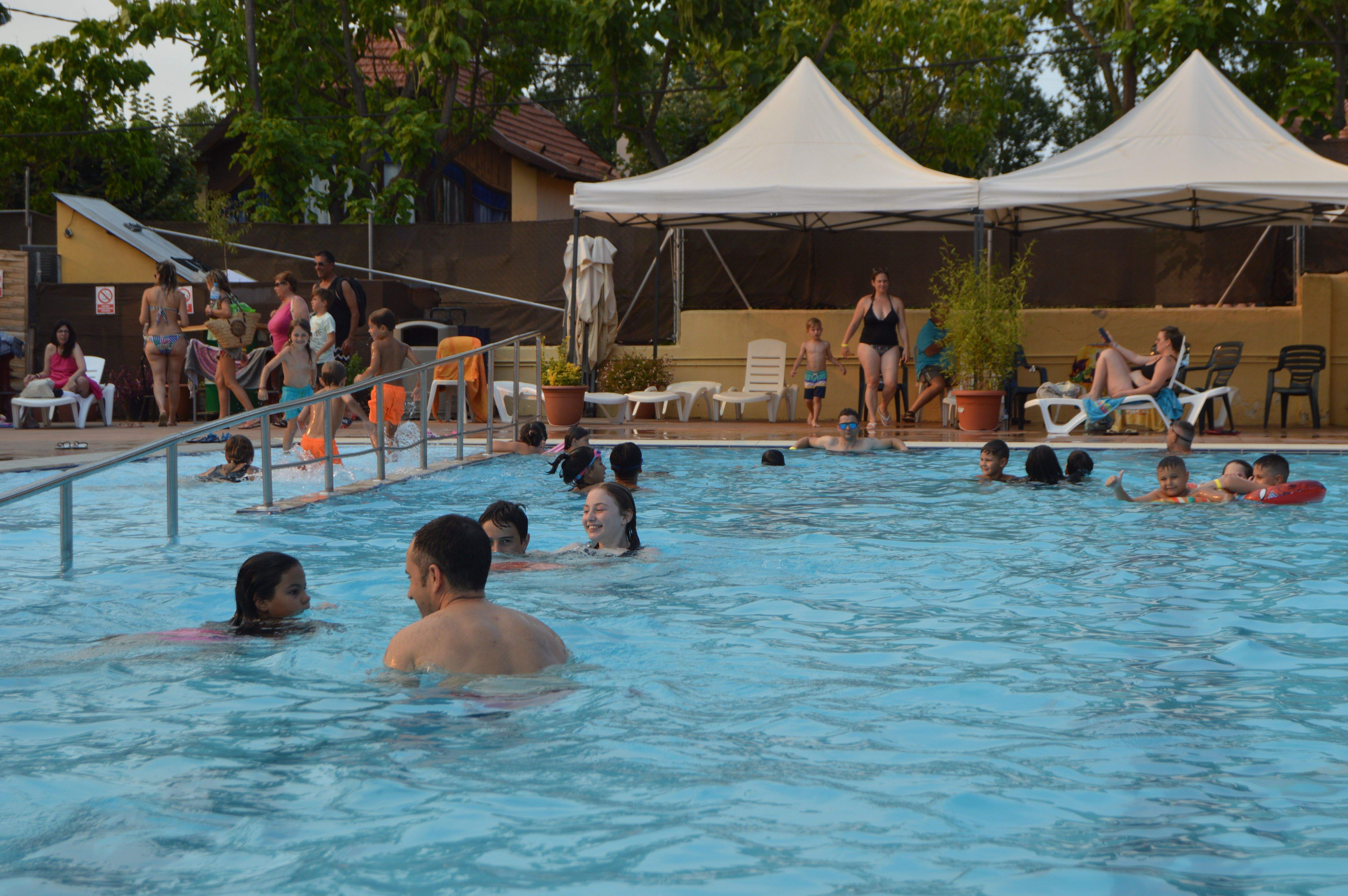 Refrescar-se a la piscina de Montflorit durant l'onada de calor a Cerdanyola. FOTO: Nora Muñoz Otero