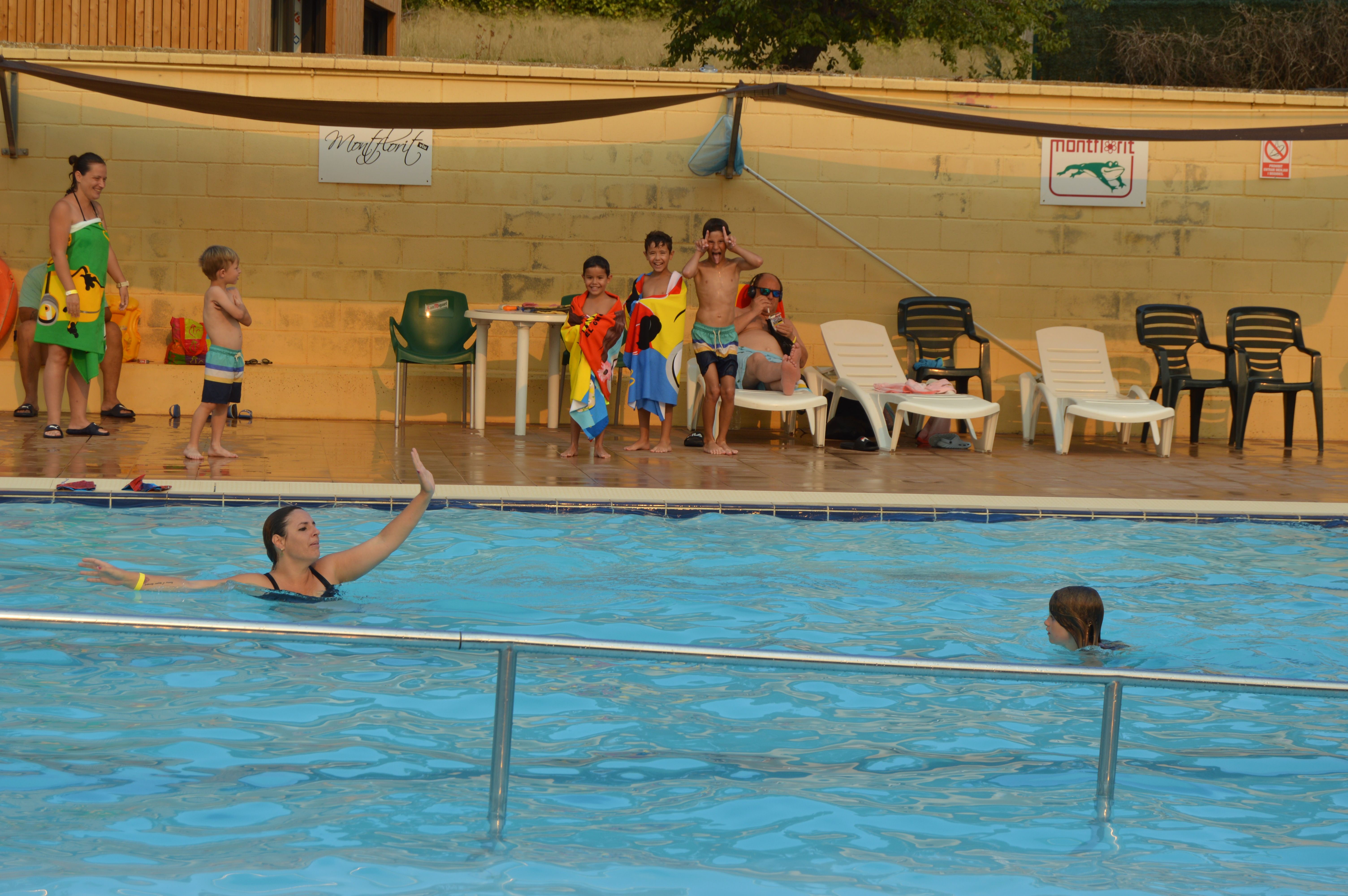 Refrescar-se a la piscina de Montflorit durant l'onada de calor a Cerdanyola. FOTO: Nora Muñoz Otero