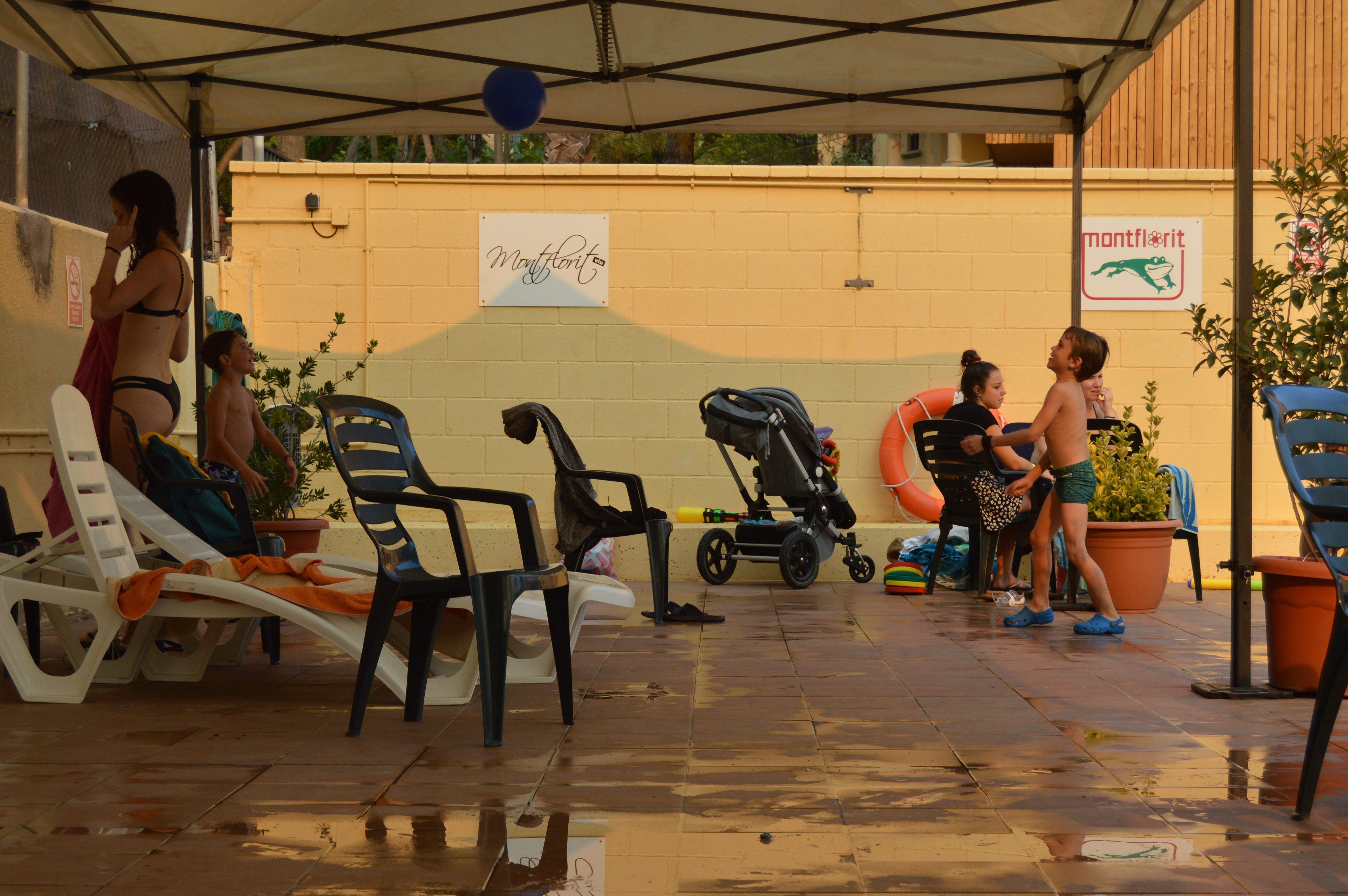 Refrescar-se a la piscina de Montflorit durant l'onada de calor a Cerdanyola. FOTO: Nora Muñoz Otero