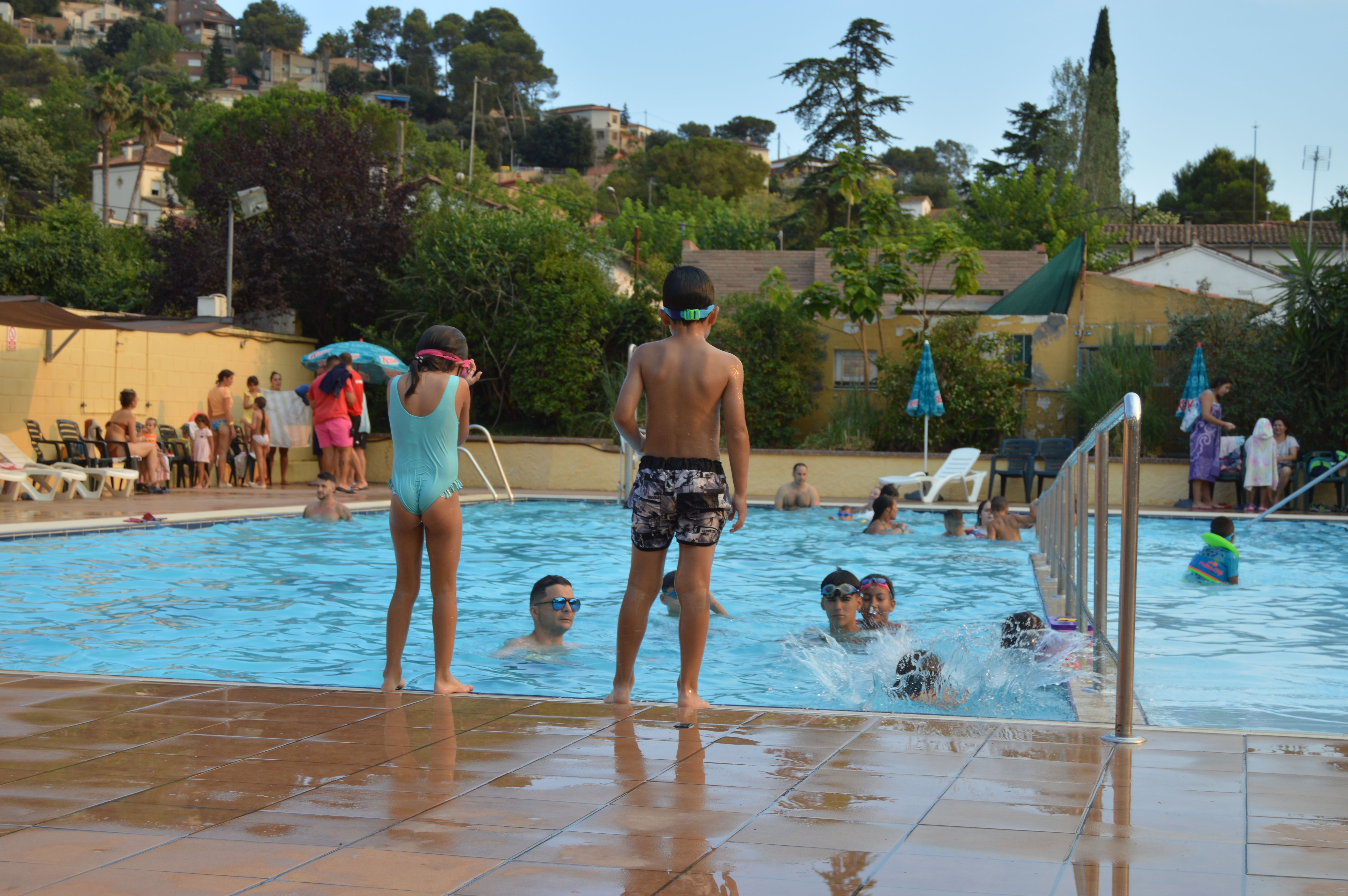 Refrescar-se a la piscina de Montflorit durant l'onada de calor a Cerdanyola. FOTO: Nora Muñoz Otero