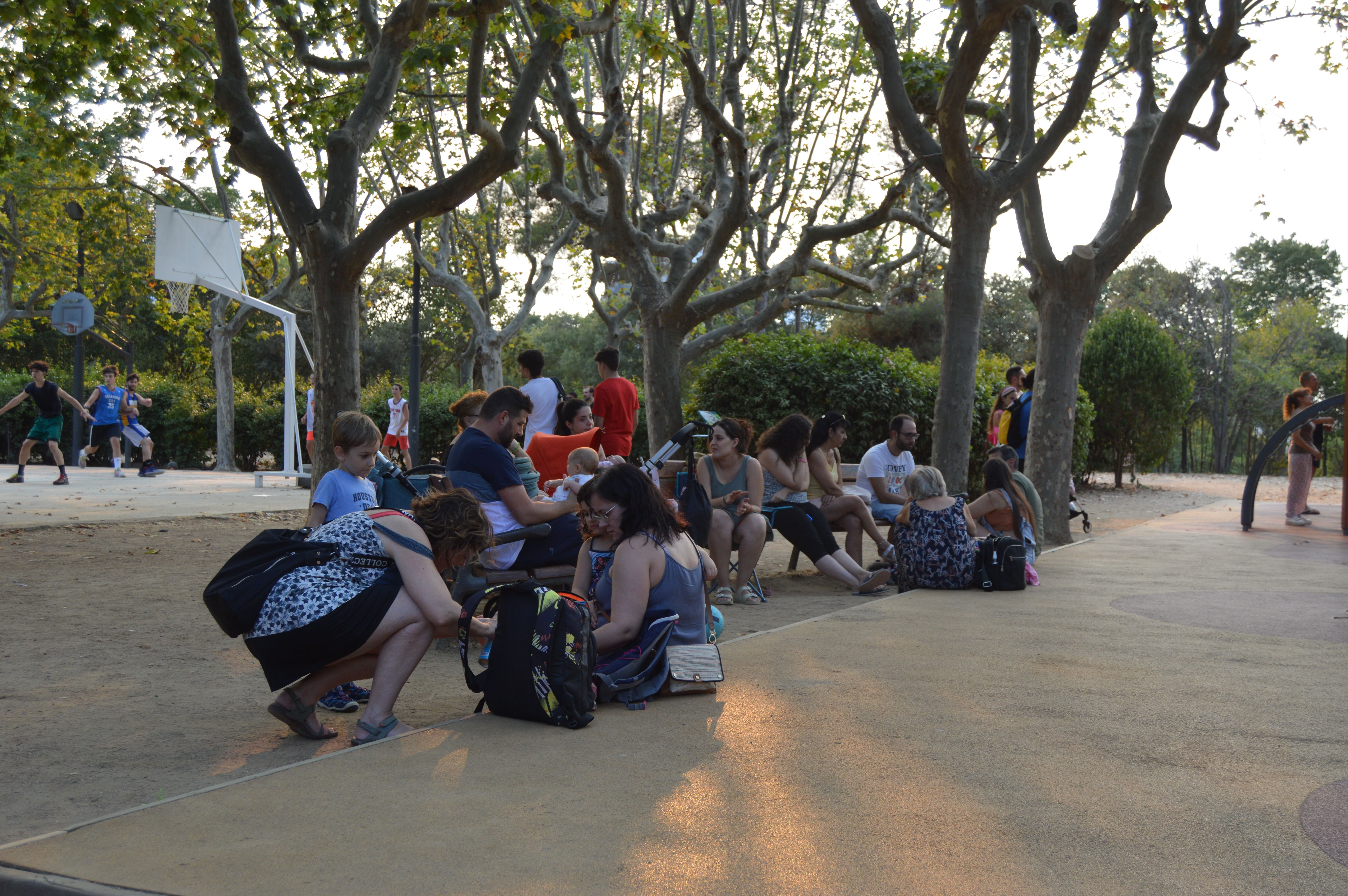 Refrescar-se al parc de Cordelles durant l'onada de calor a Cerdanyola. FOTO: Nora Muñoz Otero