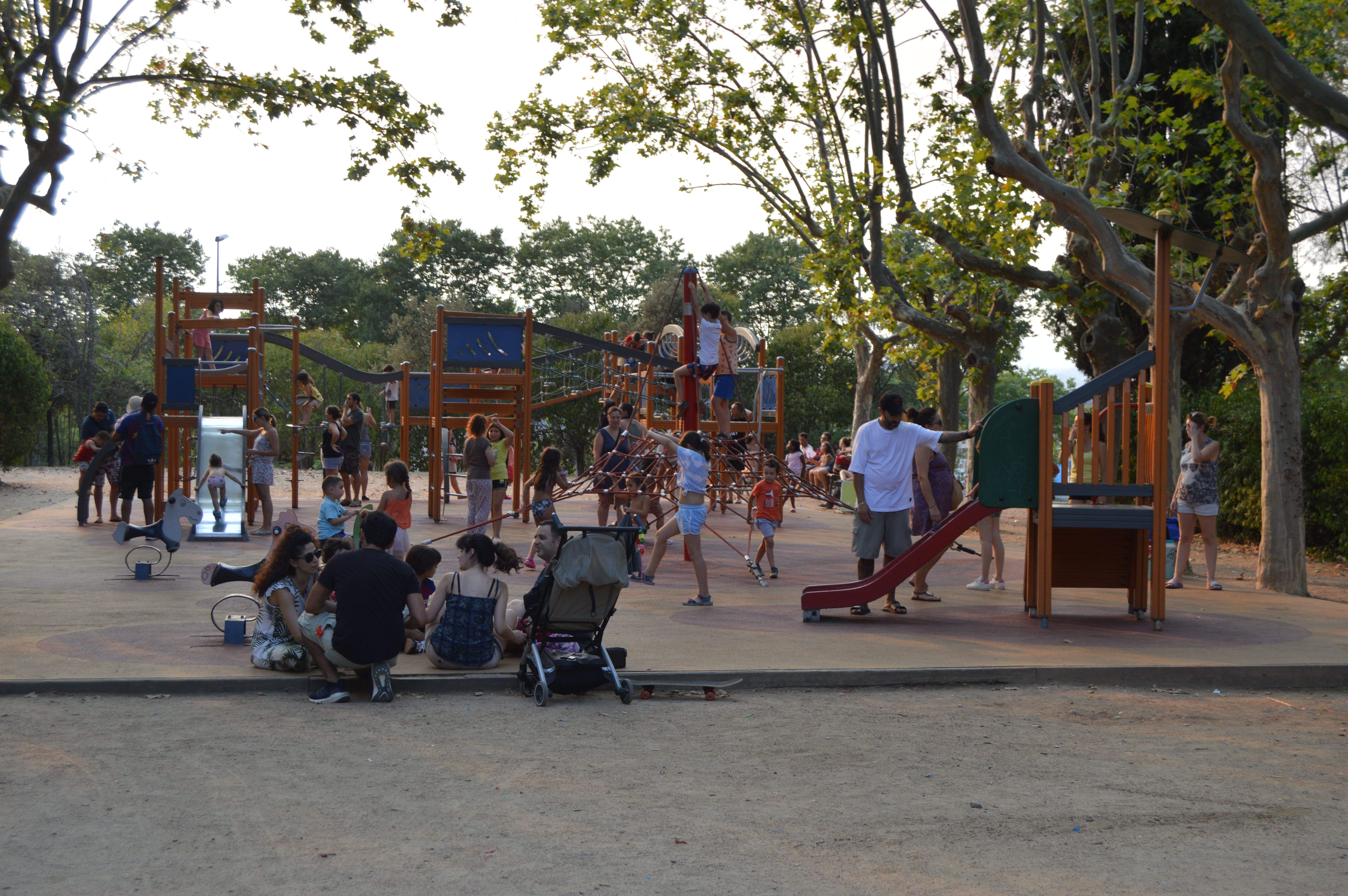 Refrescar-se al parc de Cordelles durant l'onada de calor a Cerdanyola. FOTO: Nora Muñoz Otero