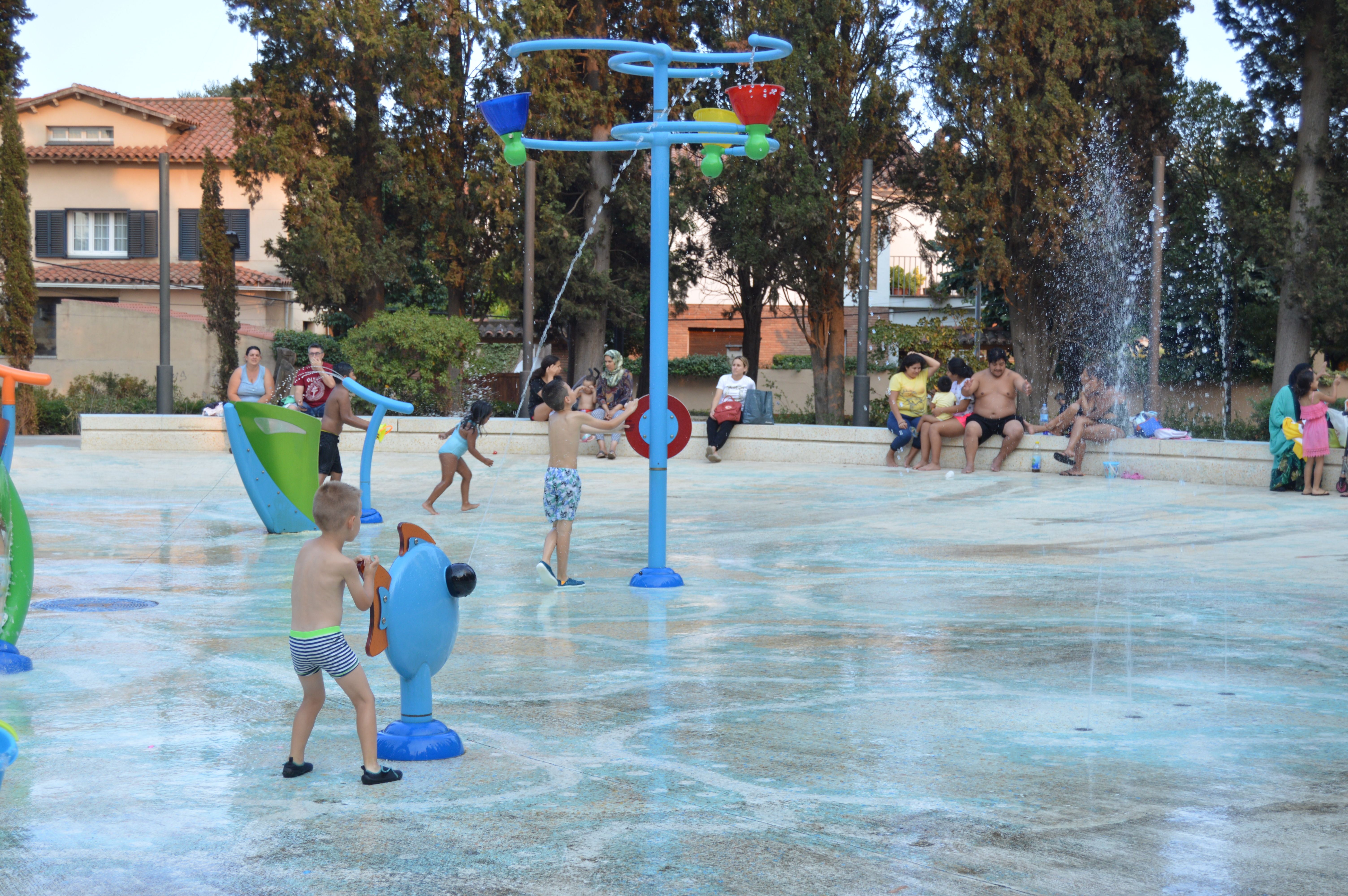 Refrescar-se al parc de Cordelles durant l'onada de calor a Cerdanyola. FOTO: Nora Muñoz Otero