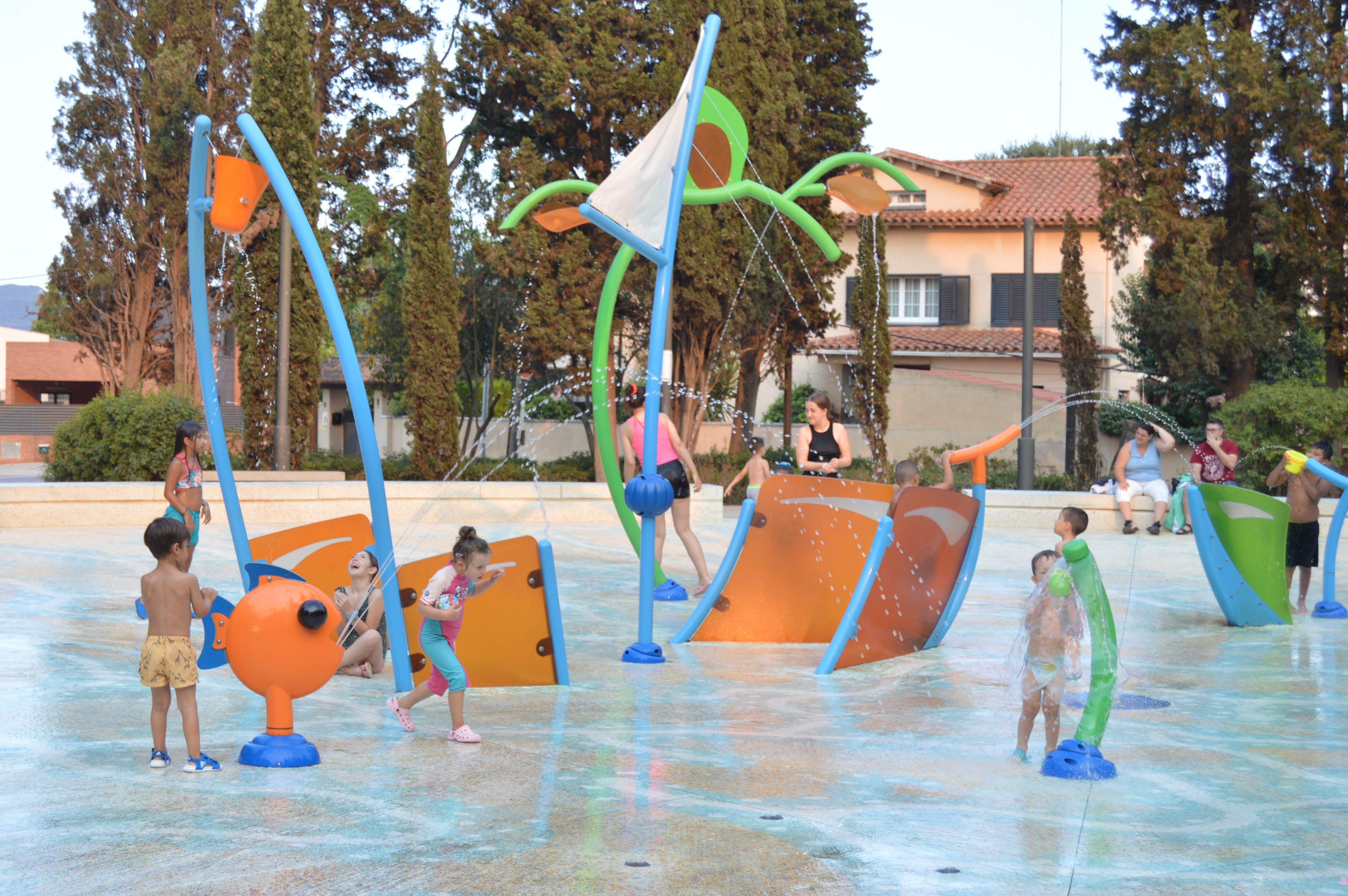 Refrescar-se al parc de Cordelles durant l'onada de calor a Cerdanyola. FOTO: Nora Muñoz Otero
